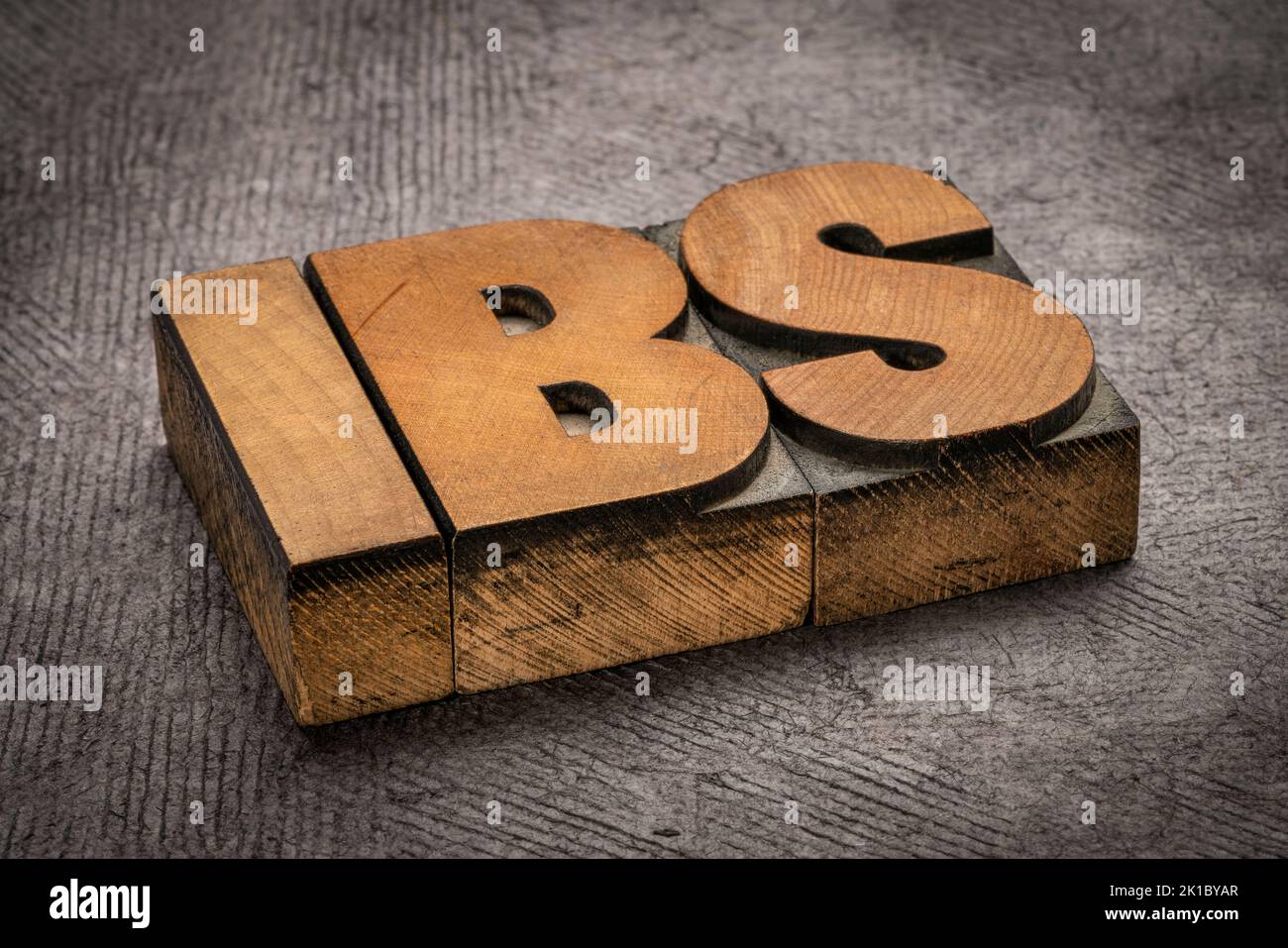 IBS - syndrome de l'intestin irritable, mot abstrait dans le type de bois de typographie vintage, la digestion et la santé intestinale concept Banque D'Images