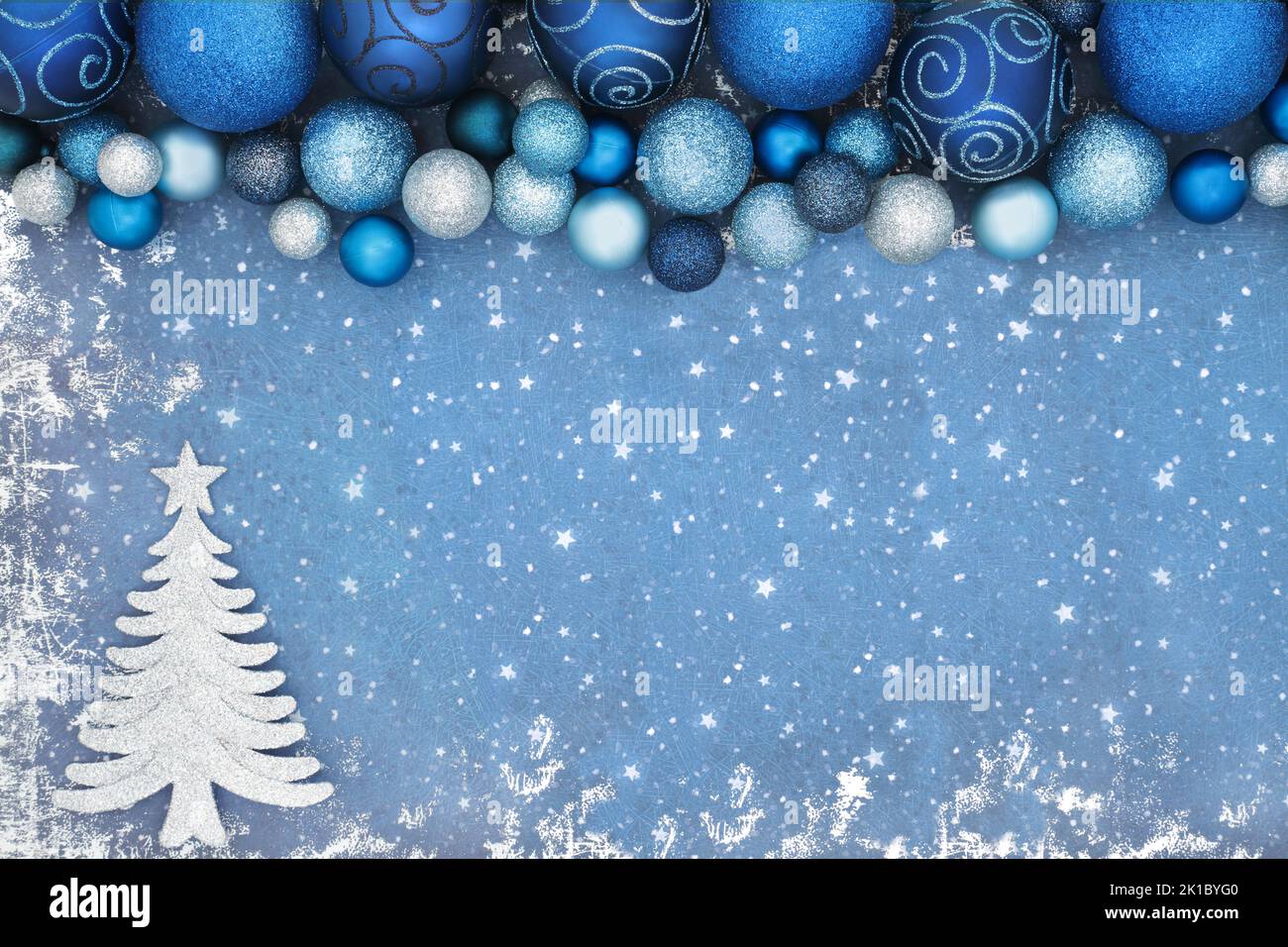 Sapin de Noël abstrait bordure sur fond bleu grunge avec des décorations de boule pailletées. Noël composition étincelante pour les fêtes de fin d'année. Banque D'Images