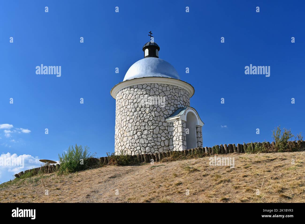 Moravie du Sud - région viticole. Une belle petite chapelle au-dessus des vignobles. Paysage d'été avec la nature en République tchèque. (Hradistek - Velke Bil Banque D'Images