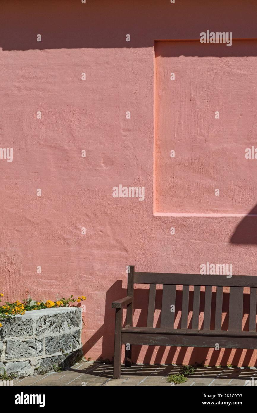 Bermuda Architecture Salmon Colour Building & Wooden Bench Light & Shadow Abstract gros plan Banque D'Images