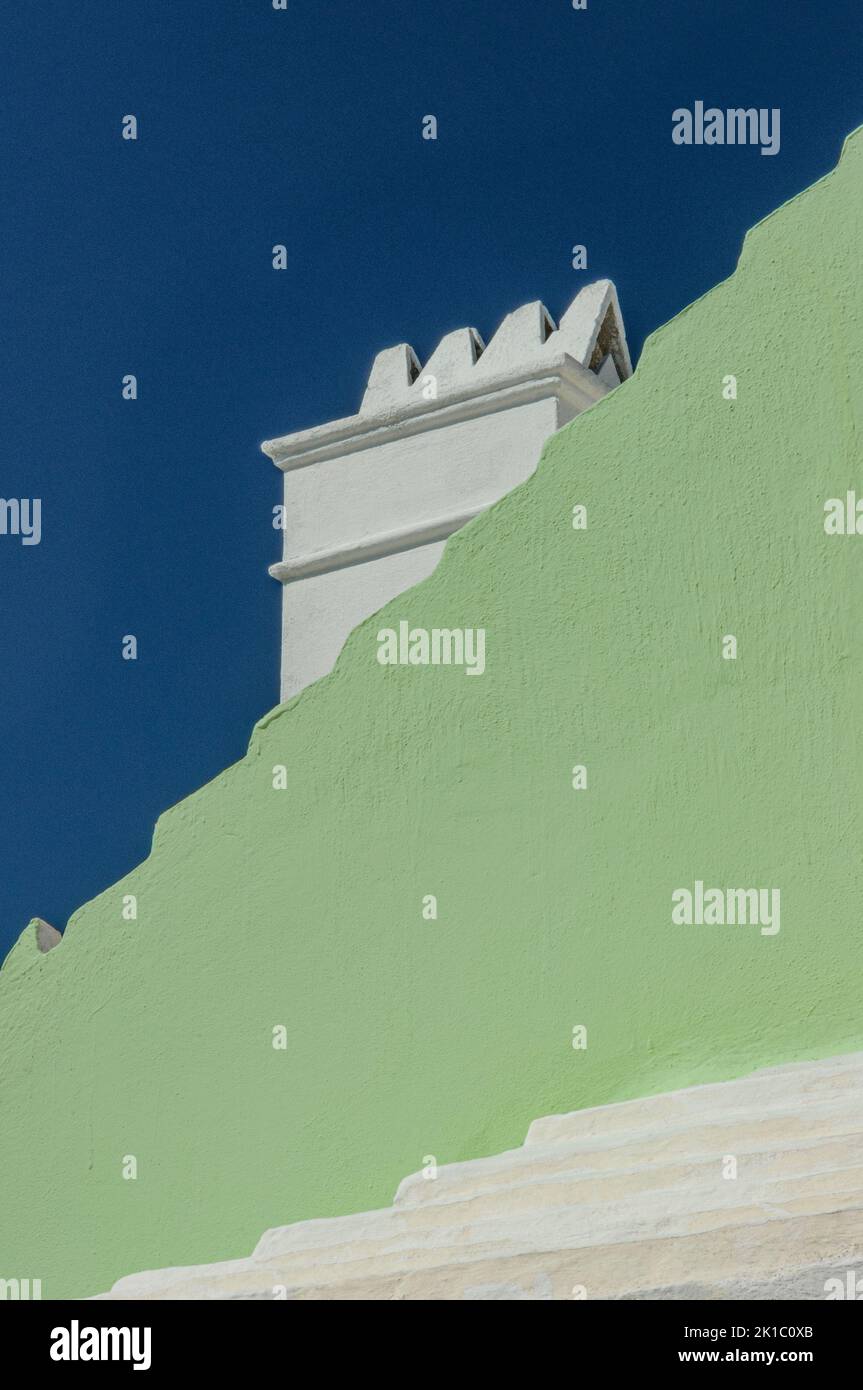 Architecture des Bermudes Fermer Maison verte pastel avec cheminée blanche et ciel bleu profond Banque D'Images