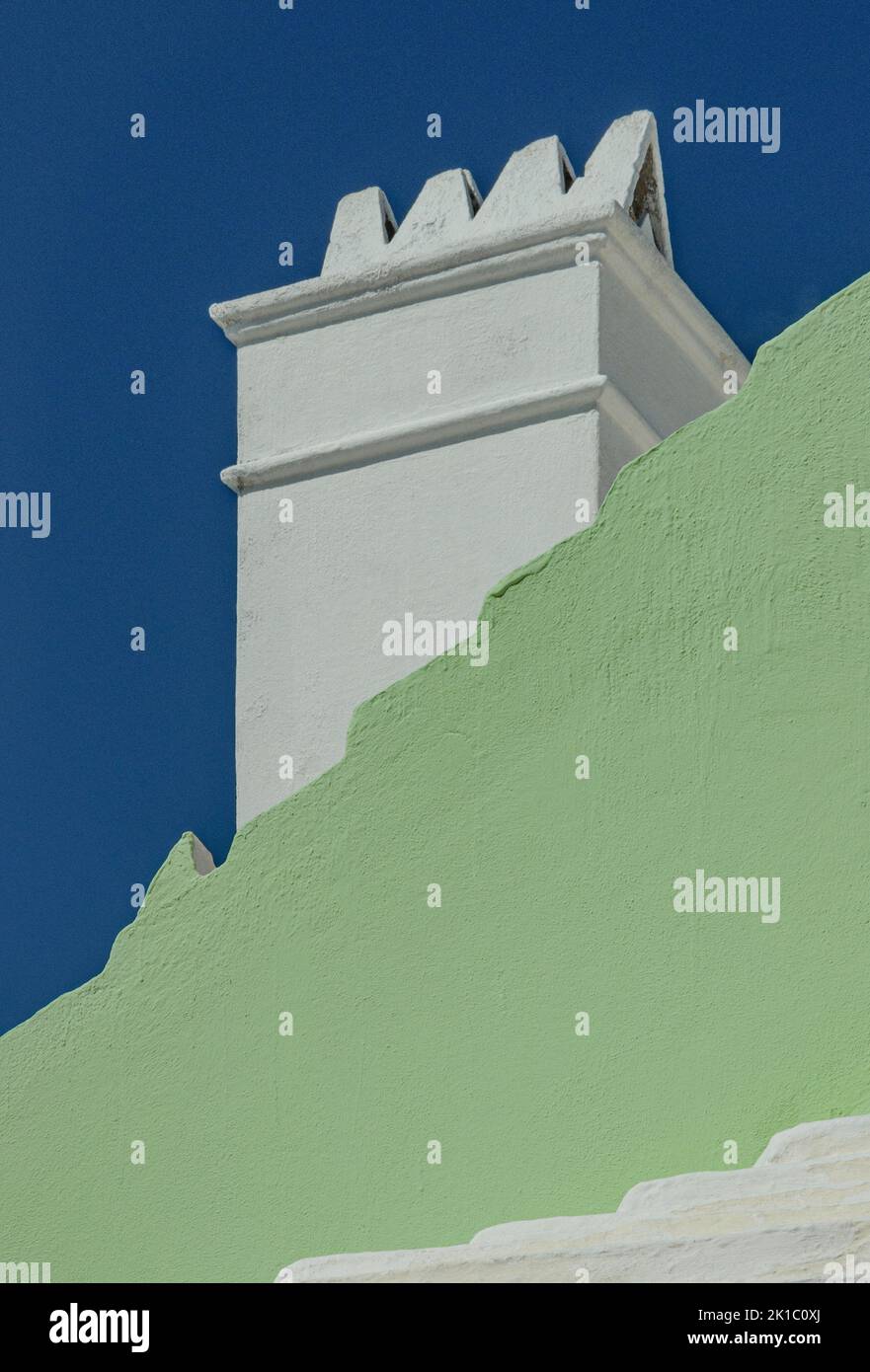Architecture des Bermudes Fermer Maison verte pastel avec cheminée blanche et ciel bleu profond Banque D'Images