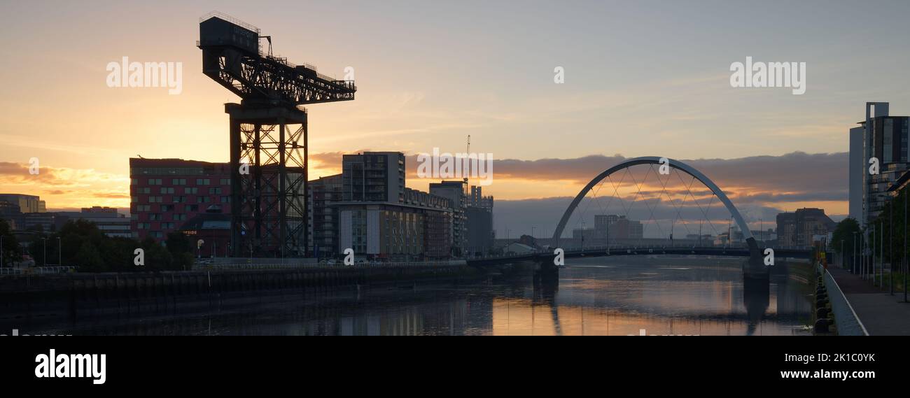 Glasgow, Écosse, Royaume-Uni, 10 septembre 2022, Clydeport Crane à Finnieston, à côté du pont Clyde Arc à Glasgow Banque D'Images