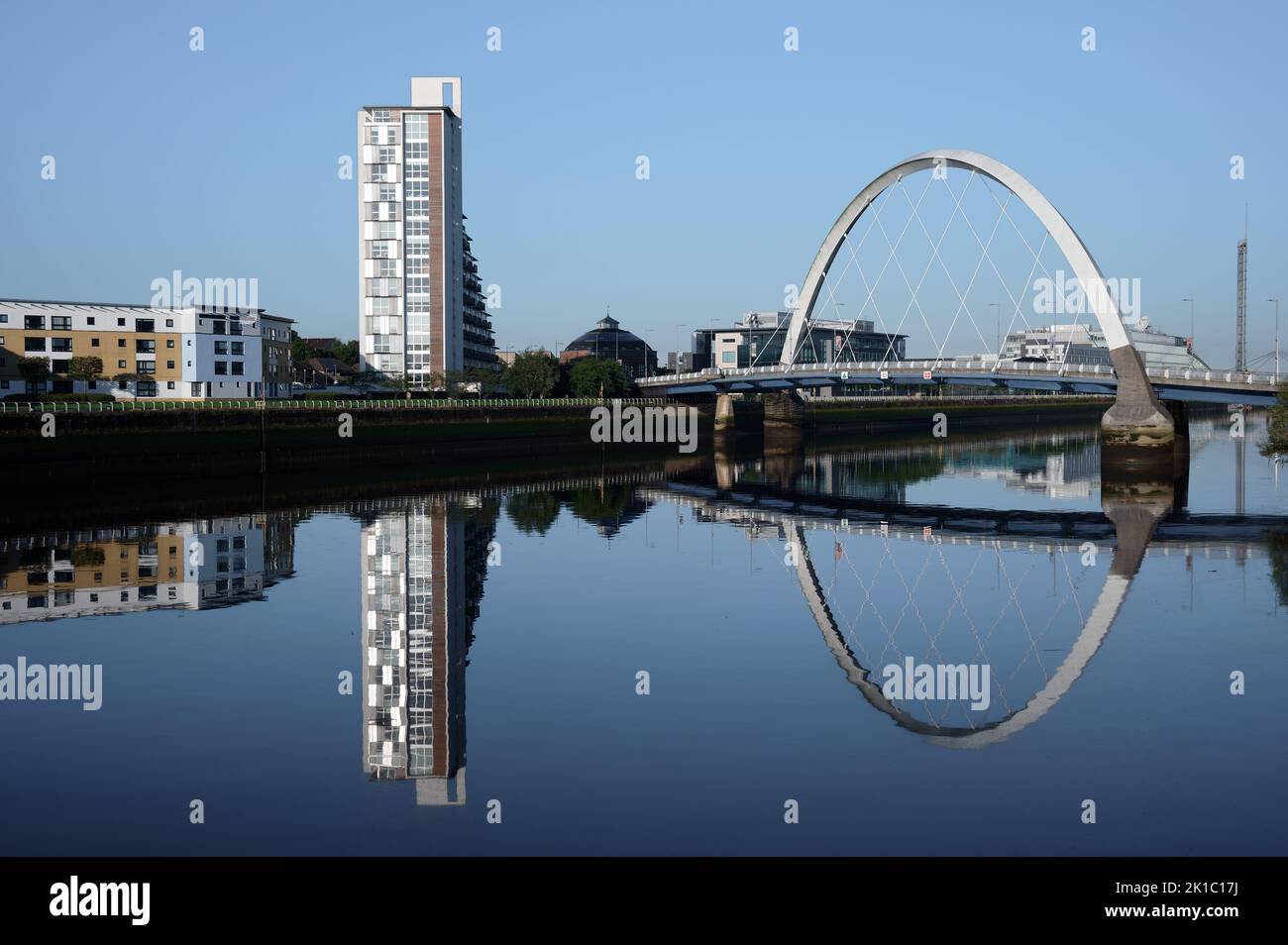 Glasgow, Écosse, Royaume-Uni, 10 septembre 2022, pont d'arc de Glasgow au-dessus de la rivière Clyde, moins connu sous le nom de pont Squinty Banque D'Images