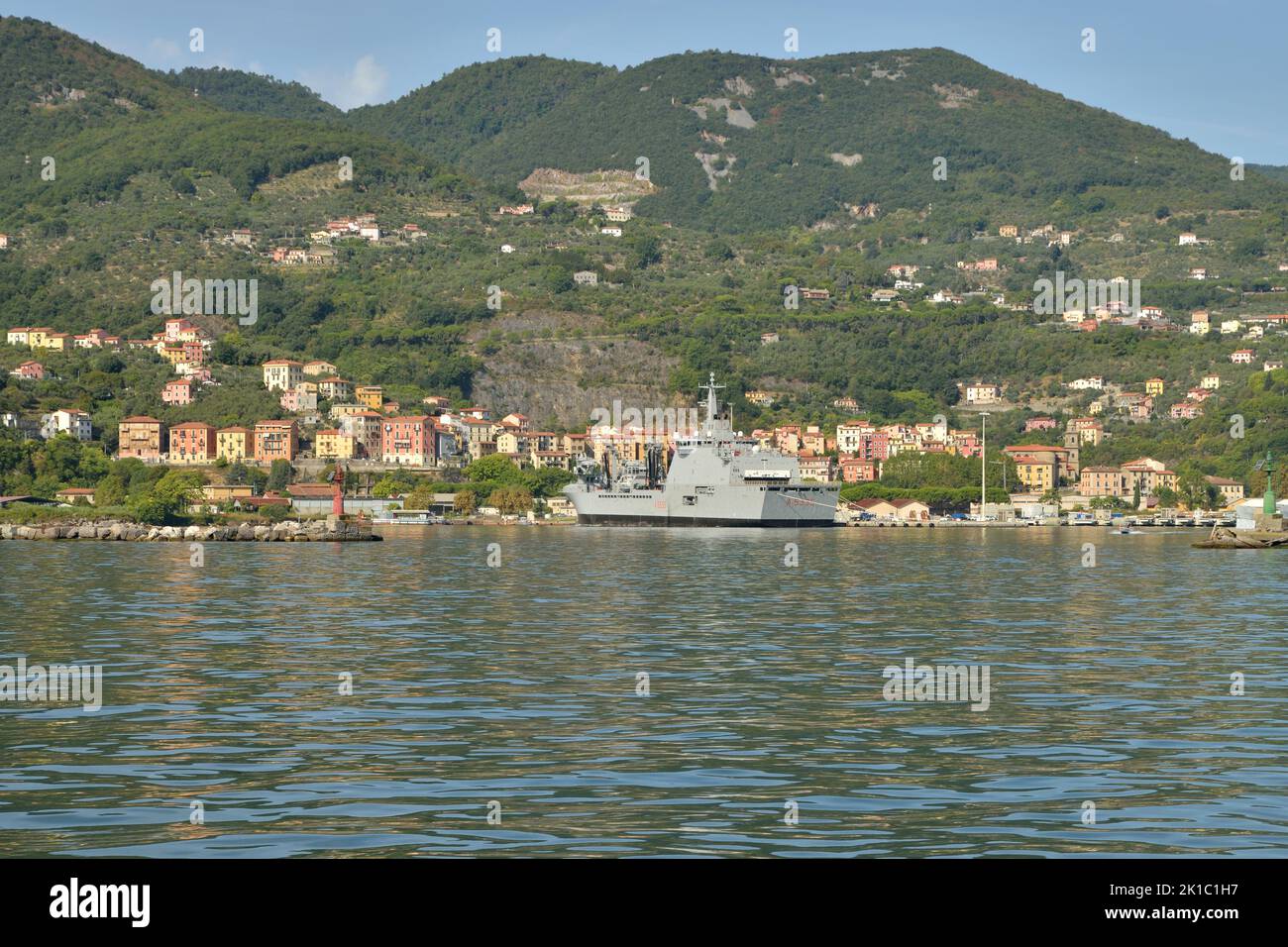 Le navire naval auxiliaire Vulcano (A 5335) pour le navire de soutien logistique (LSS), ancré dans le port de la Spezia en Italie Banque D'Images