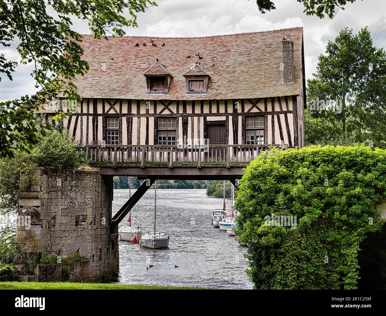 l-ancien-moulin-ancien-moulin-eau-maison-colombages-sur-un-pont