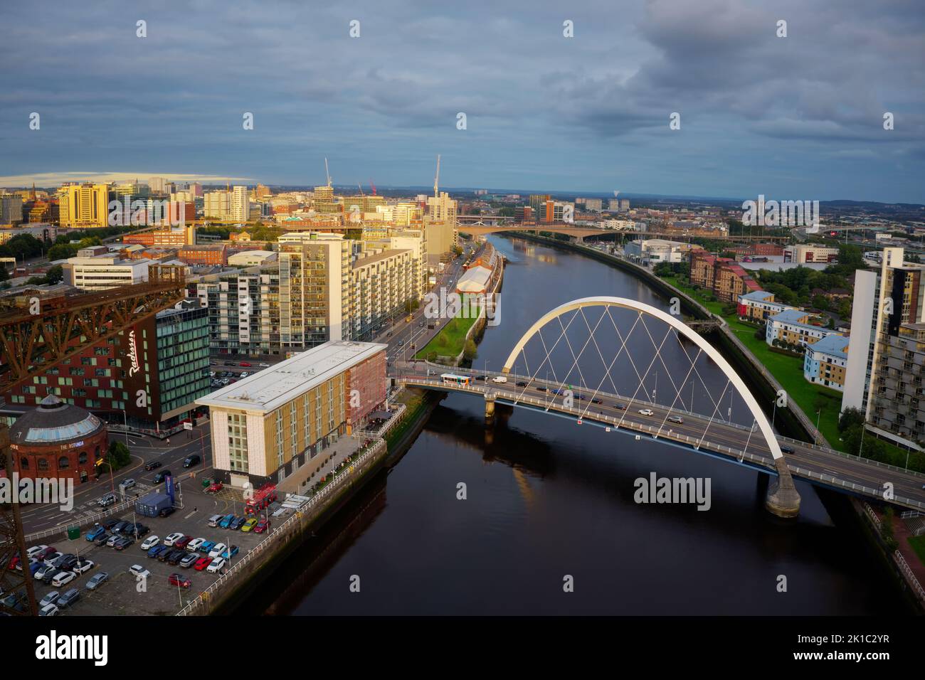Glasgow, Écosse, Royaume-Uni, 10 septembre 2022, pont d'arc de Glasgow au-dessus de la rivière Clyde, moins connu sous le nom de pont Squinty Banque D'Images