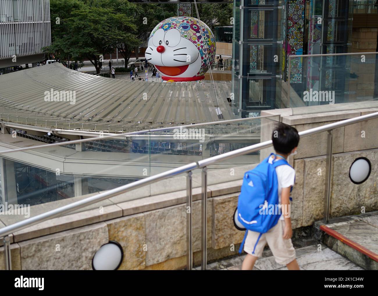 Tokyo, Japon. 17th septembre 2022. Une installation de ballons de 10 mètres de haut Doraemon par l'artiste contemporain japonais Takashi Murakami est vue le premier jour de la nuit d'art de Roppongi à Tokyo, Japon sur 17 septembre 2022. Credit: AFLO/Alay Live News Banque D'Images