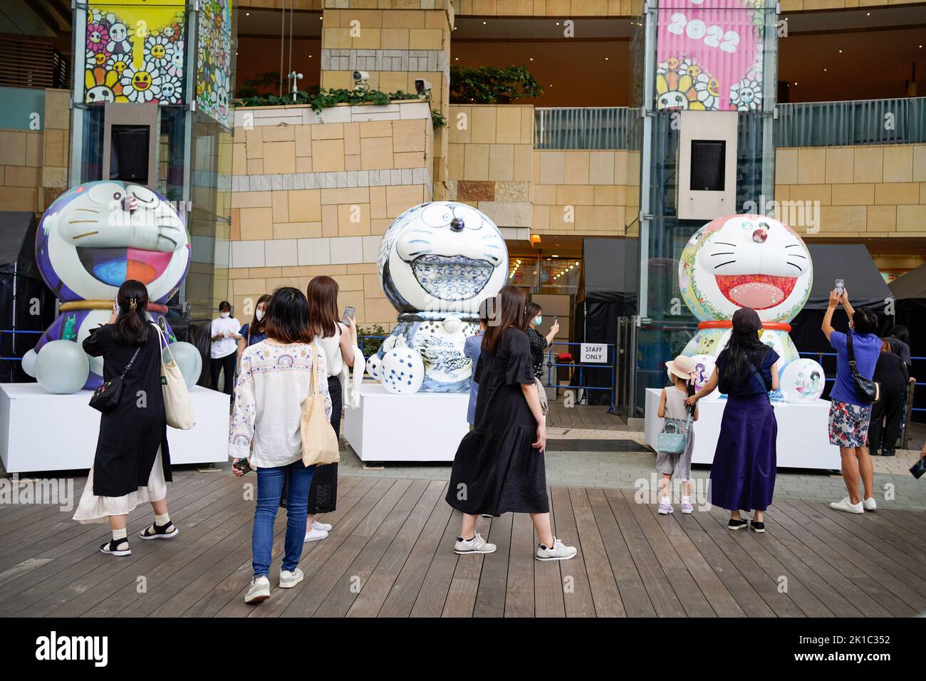 Tokyo, Japon. 17th septembre 2022. Doraemon ballons installations par l'artiste contemporain japonais Takashi Murakami est vu le premier jour de la nuit d'art Roppongi à Tokyo, Japon sur 17 septembre 2022. Credit: AFLO/Alay Live News Banque D'Images