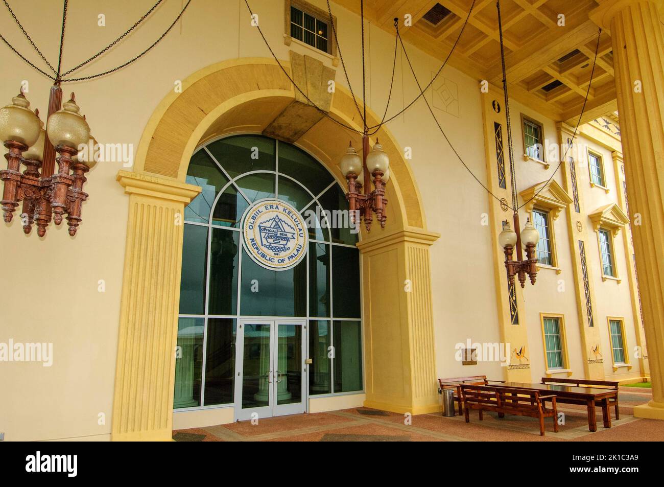 Entrée du bâtiment du Parlement de l'ère Palau Olbiil Congrès national des Palaos de Kelulau, île de Babeldaob, Melekok, Palau Banque D'Images