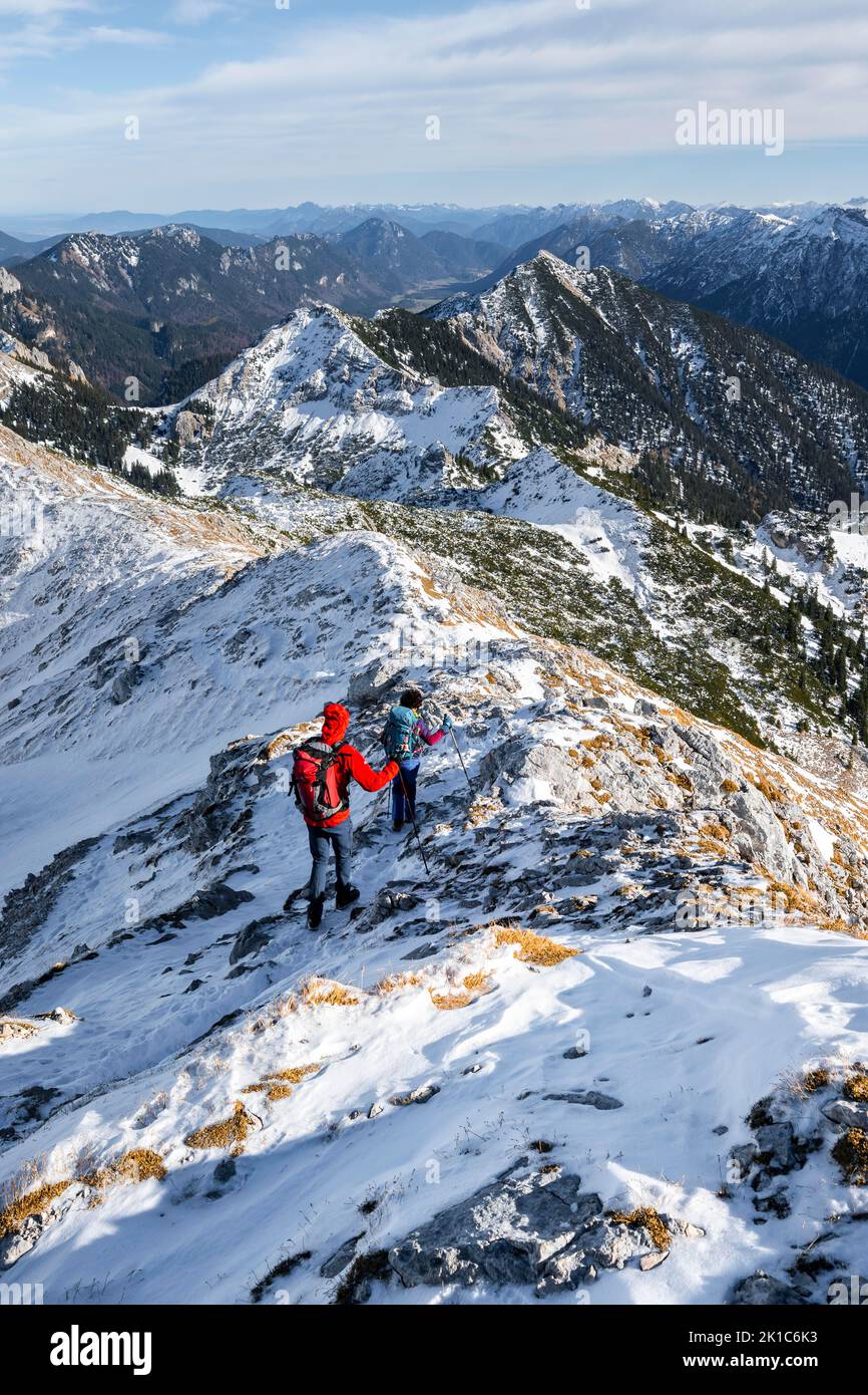 Deux alpinistes sur l'étroite crête rocheuse enneigée de l'Ammergauer Hochplatte, vue panoramique sur la montagne, randonnée jusqu'à l'Ammergauer Hochplatte, in Banque D'Images