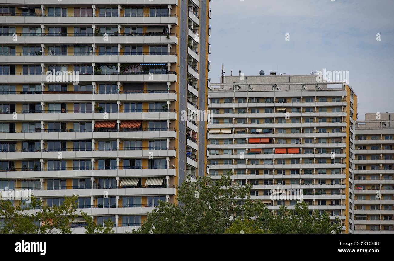 Trois tours avec balcon à Helene-Weigel-Platz, quartier Marzahn-Hellersdorf, Berlin, Allemagne Banque D'Images