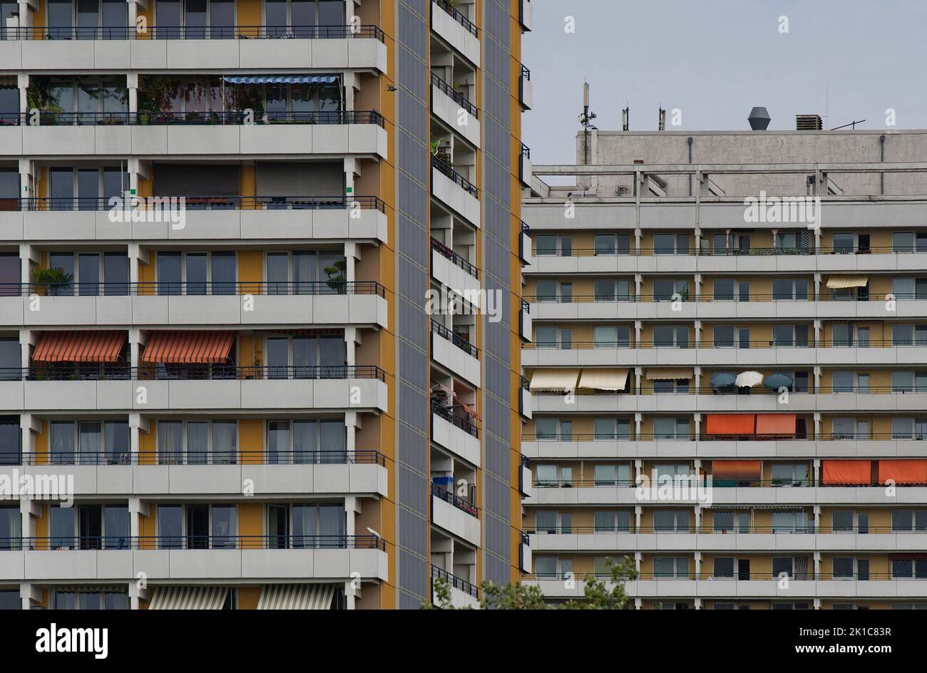 Tours avec balcon à Helene-Weigel-Platz, quartier Marzahn-Hellersdorf, Berlin, Allemagne Banque D'Images