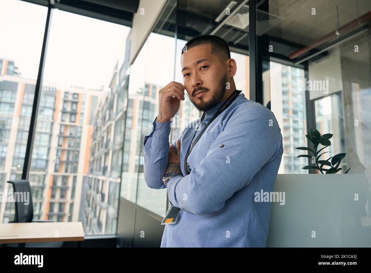Découragé jeune directeur d'entreprise dans son milieu de travail Banque D'Images