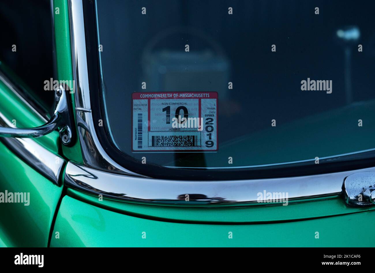 Voiture classique, voiture d'époque, emblème sur le pare-brise, coupé à toit rigide 1951 de Chevrolet, copie d'affaires métallique vert menthe, Sasbachwalden Banque D'Images