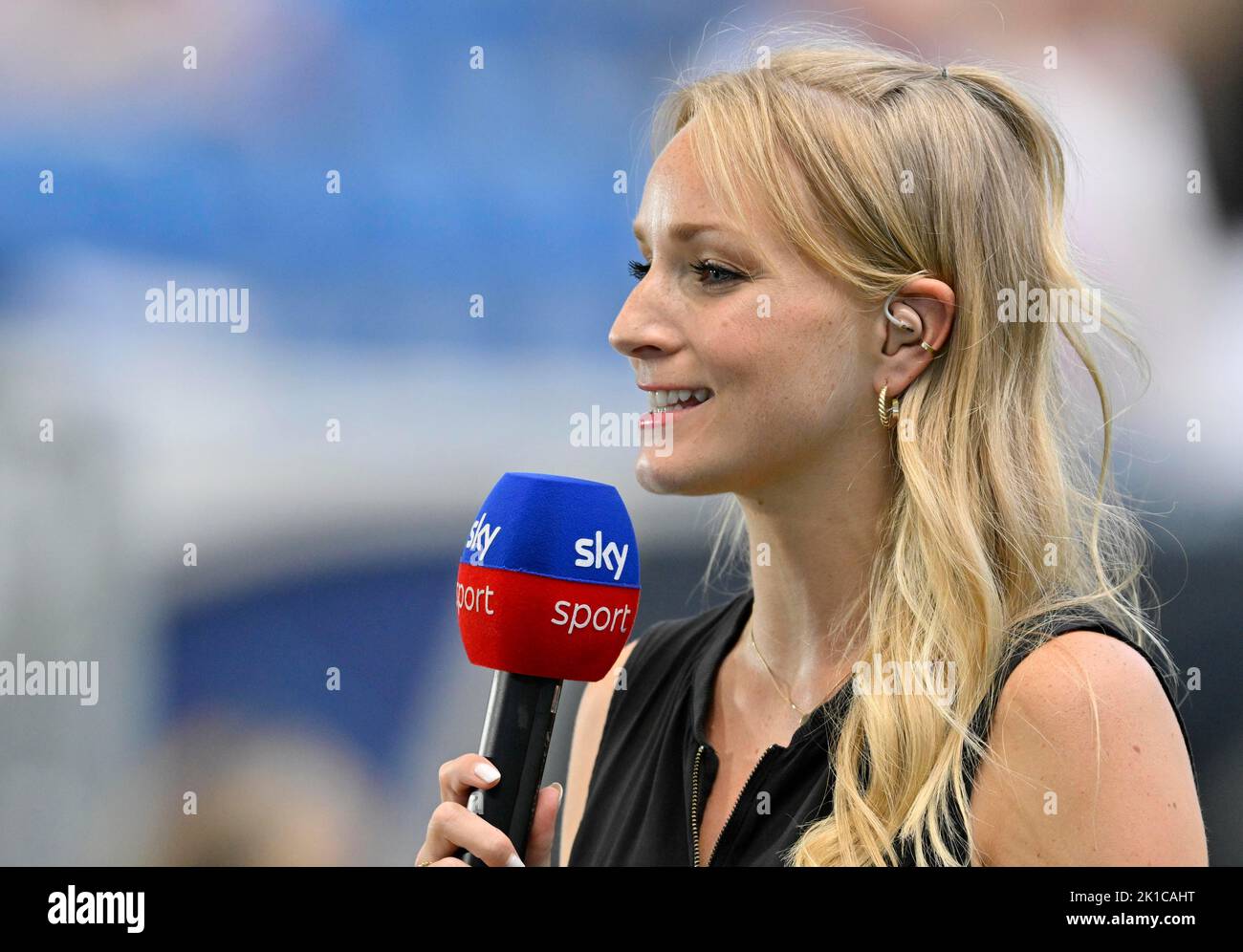 Presenter Sports Presenter SKY Katharina Kleinfeldt, logo, microphone, PresZero Arena, Sinsheim, Bade-Wurtemberg, Allemagne Banque D'Images