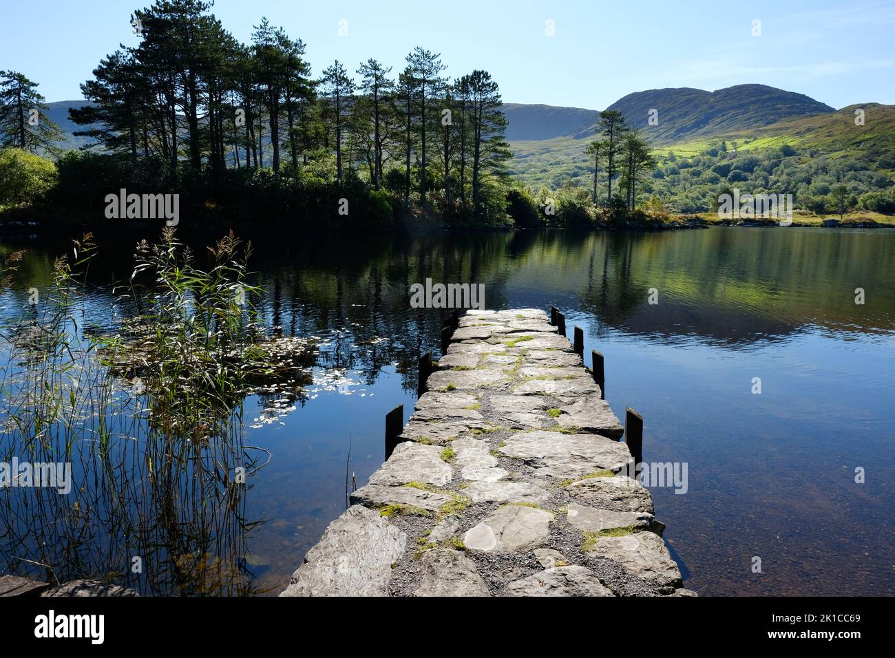 La jetée de Lough Cloonee, comté de Kerry, Irlande - John Gollop Banque D'Images