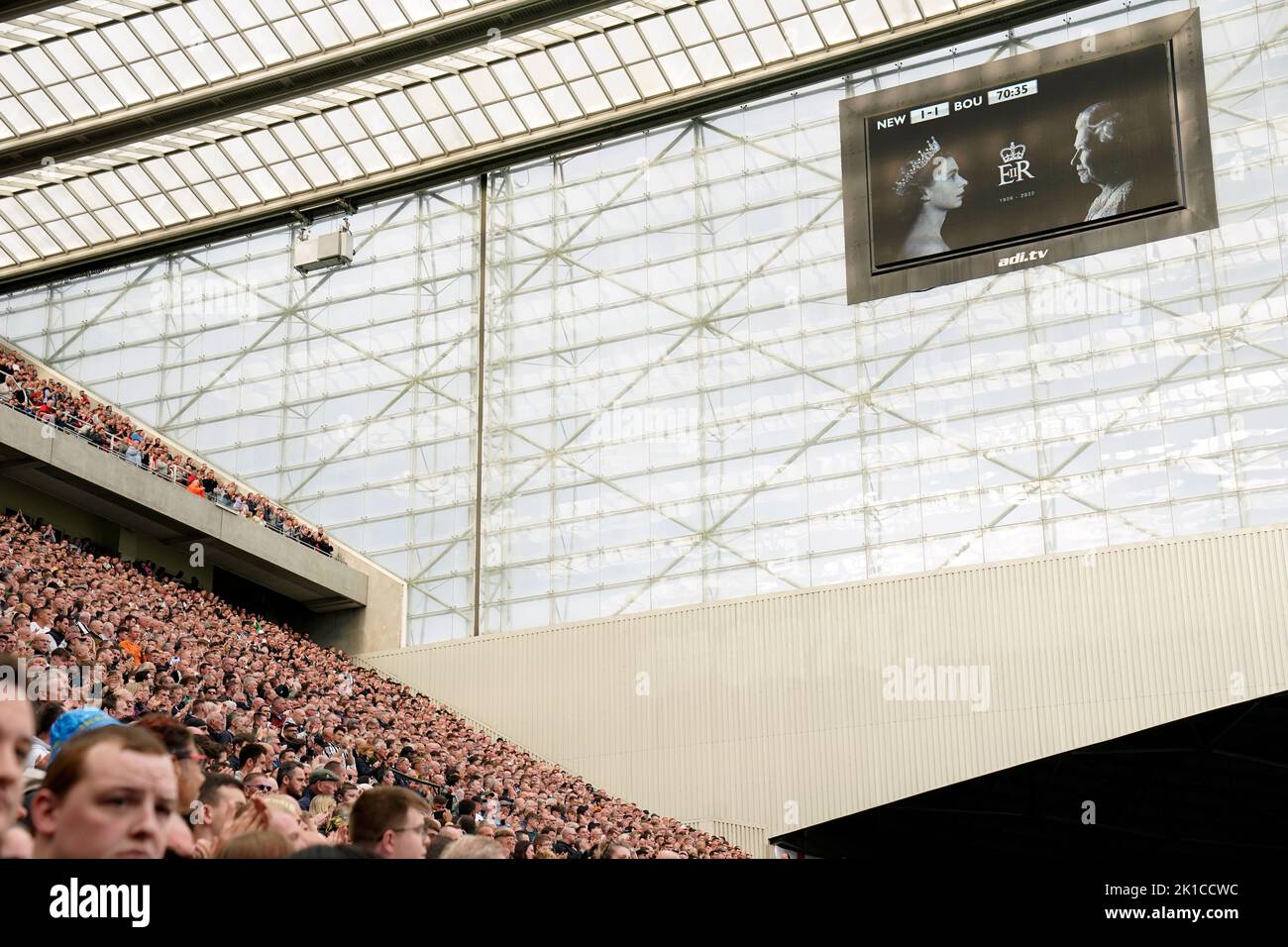 Les fans applaudissent le règne de 70 ans de la Reine sur les 70th minutes de jeu pendant le match de la Premier League à St James' Park, Newcastle. Date de la photo: Samedi 17 septembre 2022. Banque D'Images