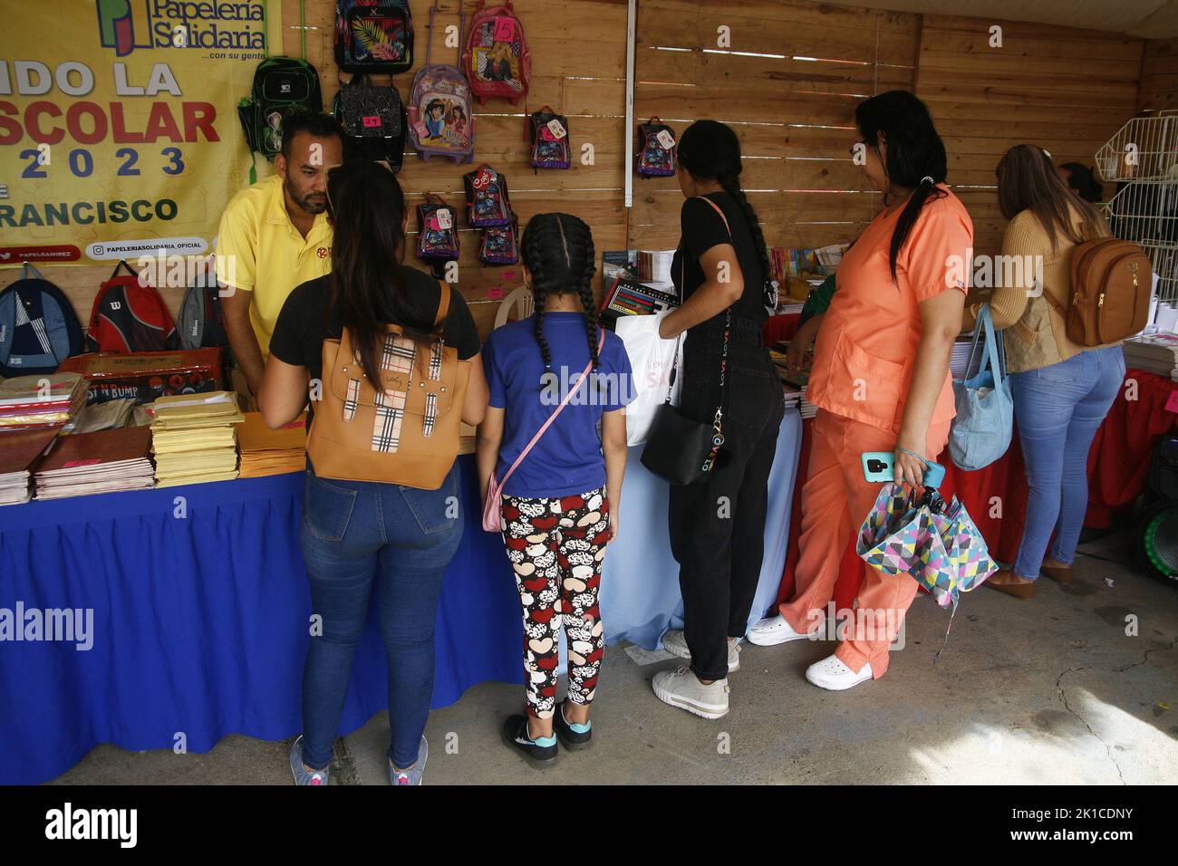 San Francisco, Venezuela. 16th septembre 2022. 16 septembre 2022, municipalité de San Francisco, Venezuela: Les Vénézuéliens assistent à la première 'Foire scolaire de San Francisco 2022'. Dans les installations du bureau du maire dans la municipalité du sud, une initiative du maire Gustavo Fernández et de son équipe gouvernementale, ils unissent leurs forces pour que les gens d'autres municipalités. Ils peuvent profiter des prix de solidarité en termes de fournitures scolaires uniformes, chaussures, sacs à dos, livres et carnets sont certains des produits qu'ils peuvent acheter pour le retour à l'école de la plus petite de la maison.on 16 septembre 2022, San FRA Banque D'Images