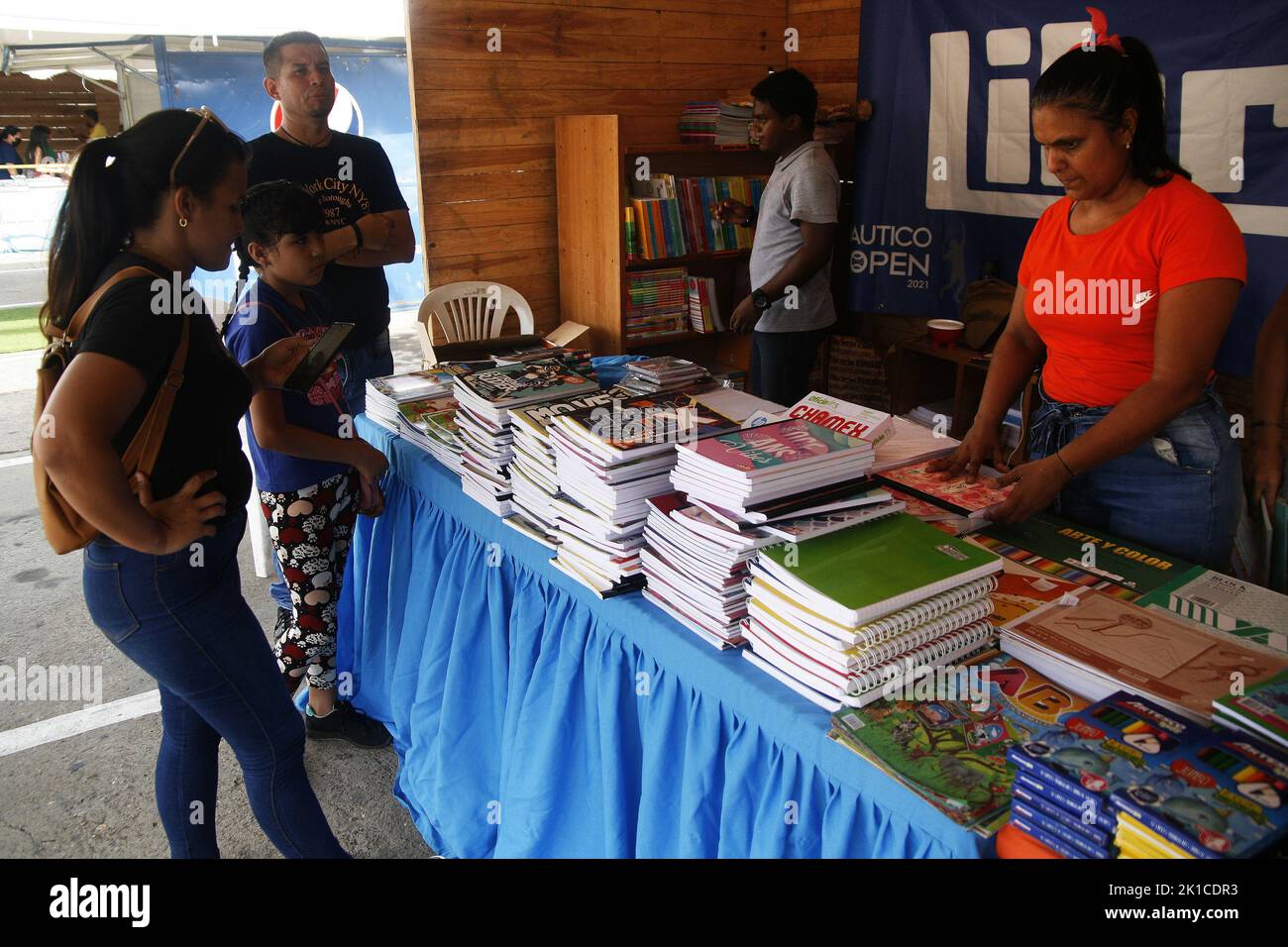 San Francisco, Venezuela. 16th septembre 2022. 16 septembre 2022, municipalité de San Francisco, Venezuela: Les Vénézuéliens assistent à la première 'Foire scolaire de San Francisco 2022'. Dans les installations du bureau du maire dans la municipalité du sud, une initiative du maire Gustavo Fernández et de son équipe gouvernementale, ils unissent leurs forces pour que les gens d'autres municipalités. Ils peuvent profiter des prix de solidarité en termes de fournitures scolaires uniformes, chaussures, sacs à dos, livres et carnets sont certains des produits qu'ils peuvent acheter pour le retour à l'école de la plus petite de la maison.on 16 septembre 2022, San FRA Banque D'Images