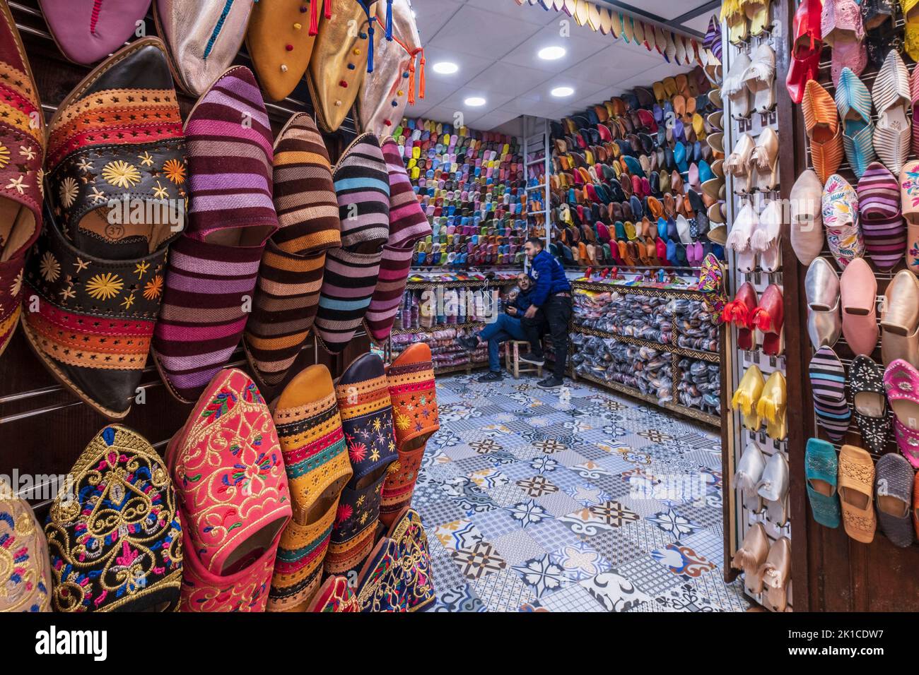 Chaussons teintes dans différentes couleurs dans le souk , marrakech, maroc, afrique. Banque D'Images