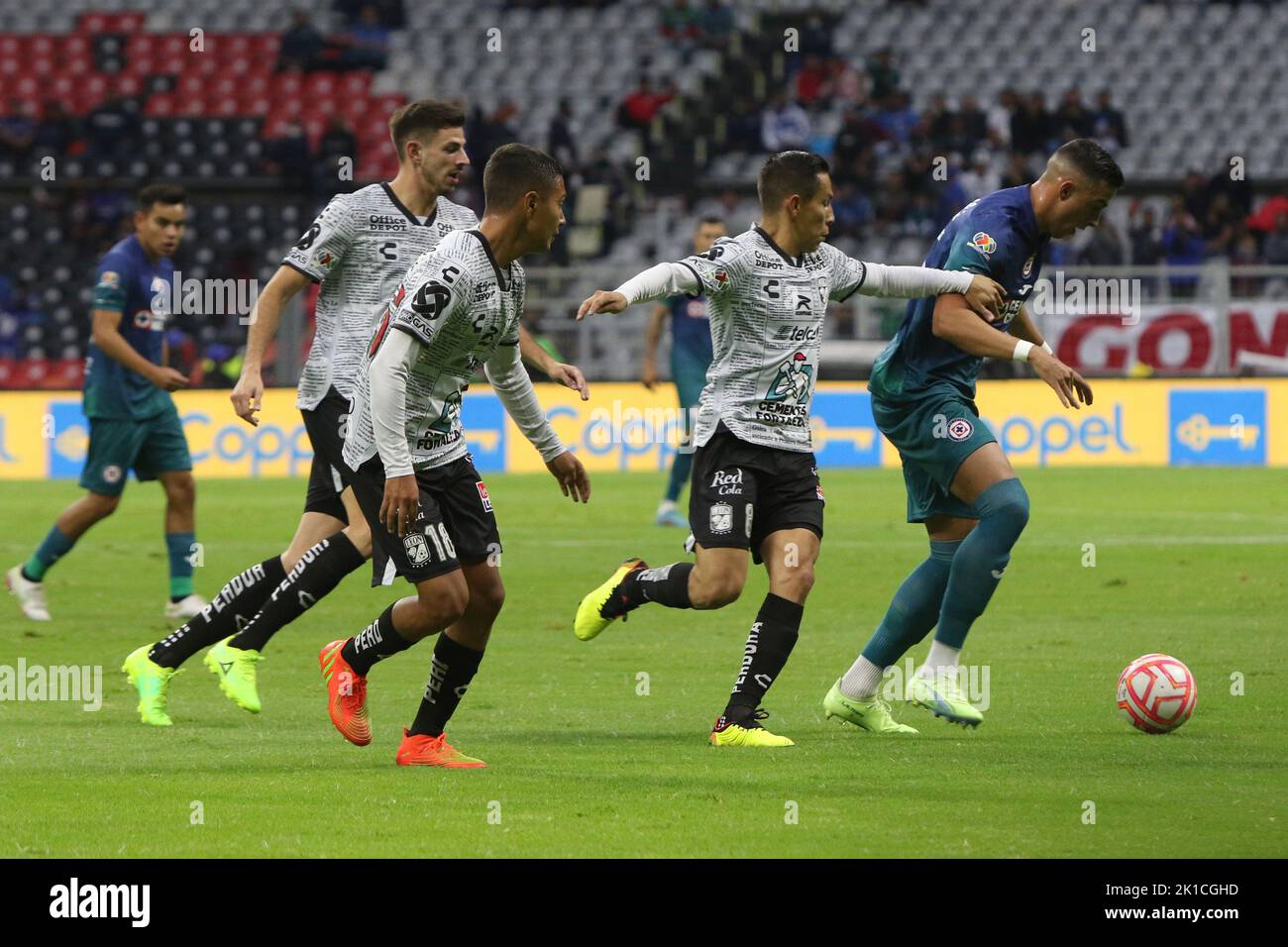 Mexico, Mexique. 16th septembre 2022. (L) le club de football Ramiro Funes Mori de Cruz Azul combat le ballon lors du match de football entre Cruz Azul et Leon FC du tournoi d'ouverture 2022 de la MX League au stade Aztec. On 16 septembre 2022 à Mexico, Mexique. (Credit image: © Ismael Rosas Eyepix Group/eyepix via ZUMA Press Wire) Banque D'Images