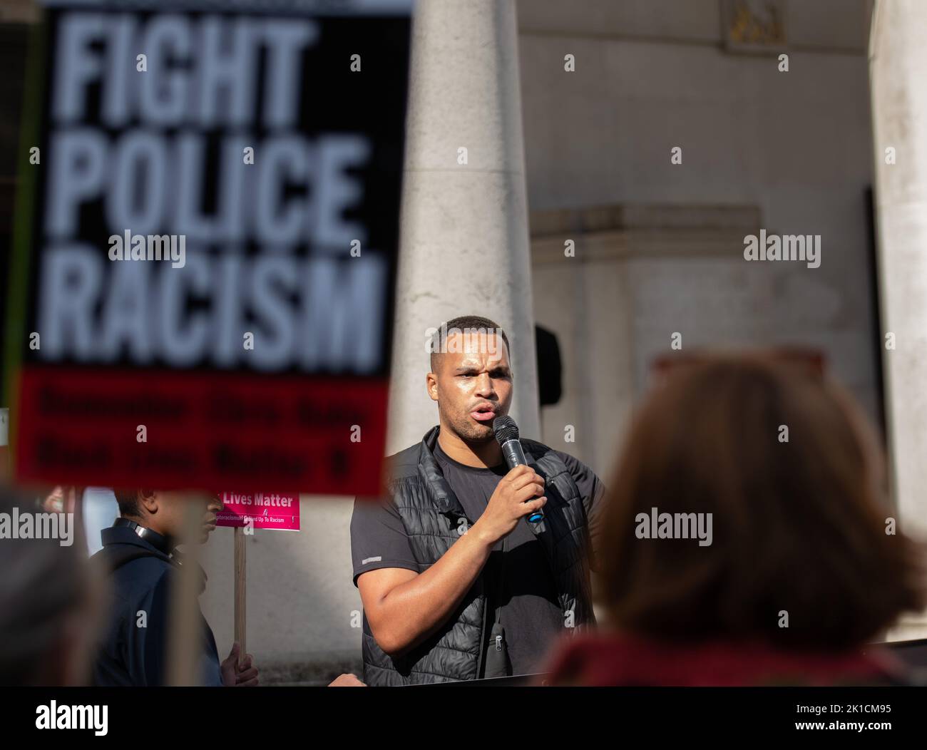 Manchester, Royaume-Uni. 17th septembre 2022. Lamin Touray de Stand up to racisme. Les manifestants de Manchester St Peters Square se réunissent pour la journée nationale pour attirer l'attention de Chris Kaba, 24 ans, qui a été tué par balle par une unité de police armée met, le 5th septembre, à la suite d'une poursuite en voiture à Streatham, dans le sud de Londres. Une enquête menée par le Bureau indépendant pour la conduite de la police a révélé qu'il n'était pas armé. Une fois que l'IOPC a terminé son enquête, il peut y avoir un autre retard tandis que les procureurs décident de porter ou non des accusations. Si aucune accusation ne suit, il est prévu qu'il y ait une enquête, qui agira également comme enquête Banque D'Images