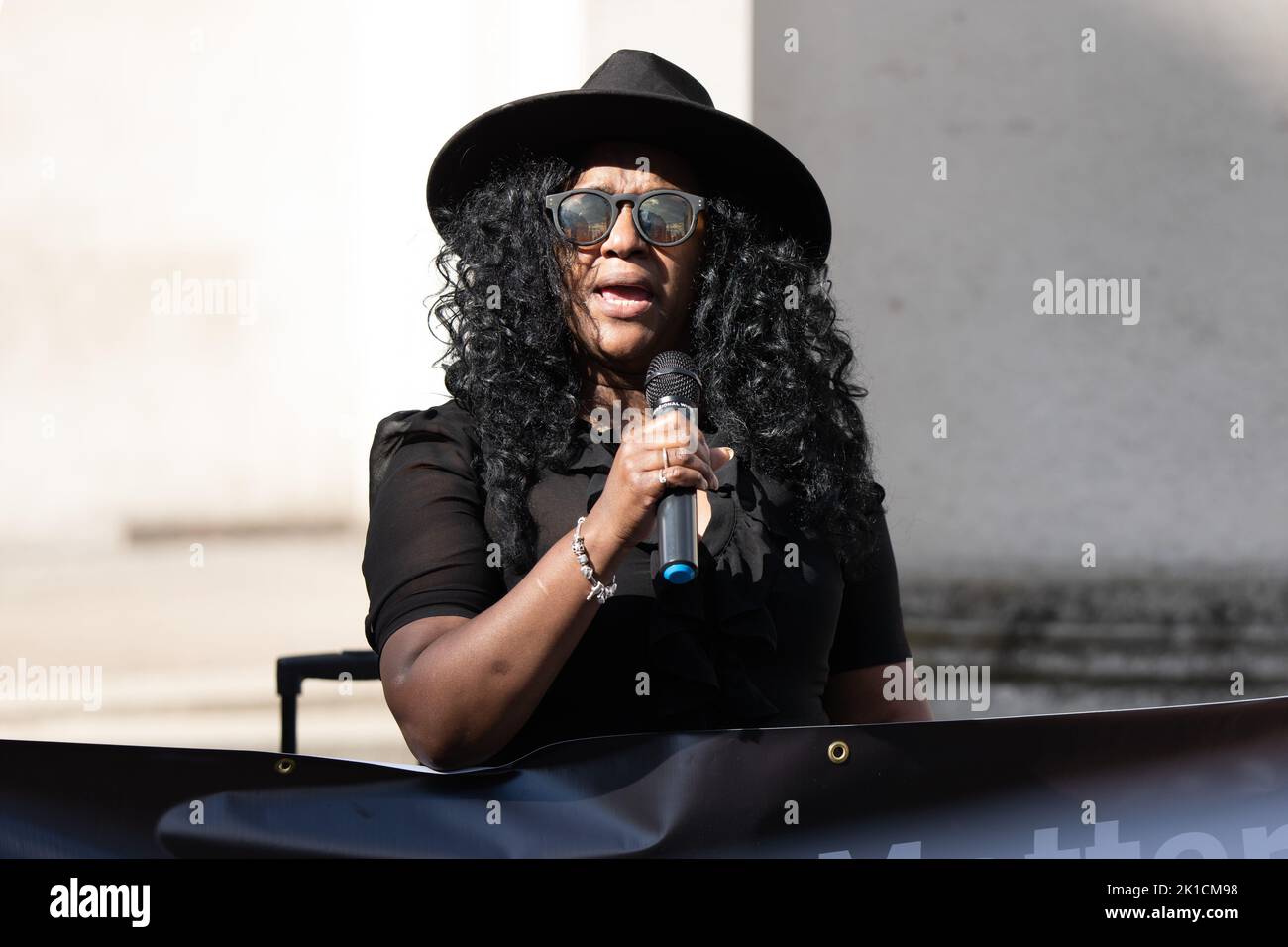 Manchester, Royaume-Uni. 17th septembre 2022. Elizabeth Cameron, présidente du panel égalité de la course du Grand Manchester. Les manifestants de Manchester St Peters Square se réunissent pour la journée nationale pour attirer l'attention de Chris Kaba, 24 ans, qui a été tué par balle par une unité de police armée met, le 5th septembre, à la suite d'une poursuite en voiture à Streatham, dans le sud de Londres. Une enquête menée par le Bureau indépendant pour la conduite de la police a révélé qu'il n'était pas armé. Une fois que l'IOPC a terminé son enquête, il peut y avoir un autre retard tandis que les procureurs décident de porter ou non des accusations. Credit: GaryRobertschography/Alamy Live News Banque D'Images