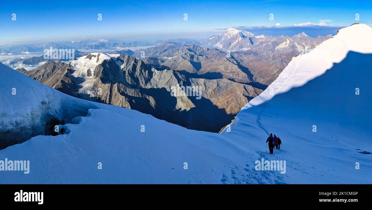 Ascension du sommet entre le combin de valsorey et le combin de Grafeneire sur le grand massif du combin. promenez-vous sur les glaciers Banque D'Images