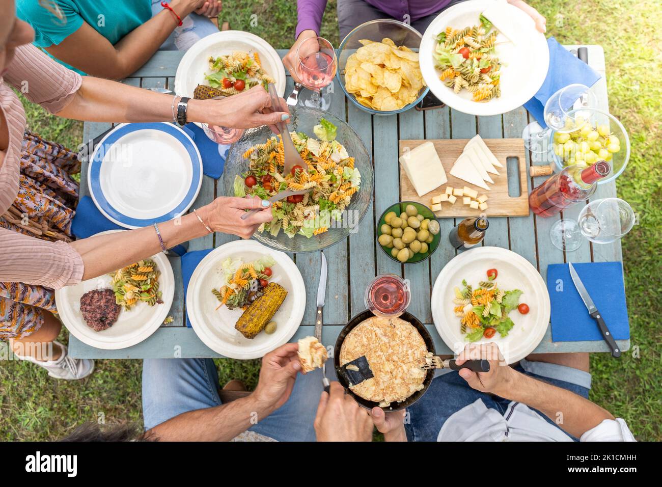 Vue de dessus sur les personnes servant de la nourriture et des boissons dans une table en bois de sarcelle. Le concept de « se réunir ». Banque D'Images