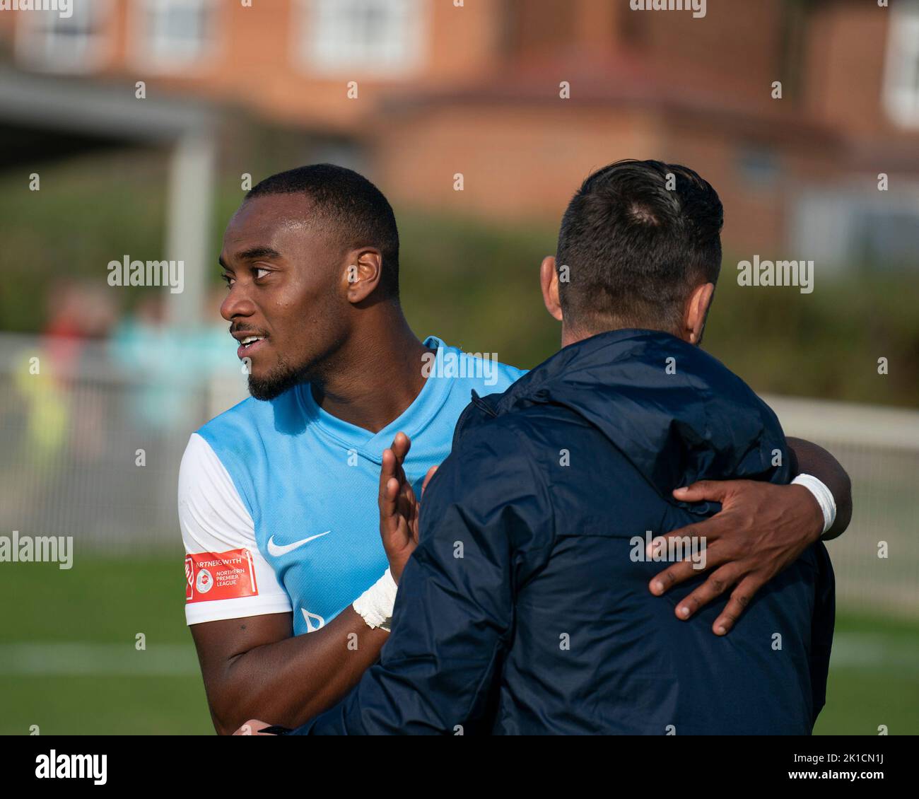 Dylan Mottley-Henry est félicité de mon Manager Kevin Phillips lors du match de qualification de la coupe FA 2nd entre l'AFC Shildon et South Shields à Dean Street, Shildon, le samedi 17th septembre 2022. (Photo par : Craig McNair | Shutterpress via MI News) Credit: MI News & Sport /Alay Live News Banque D'Images