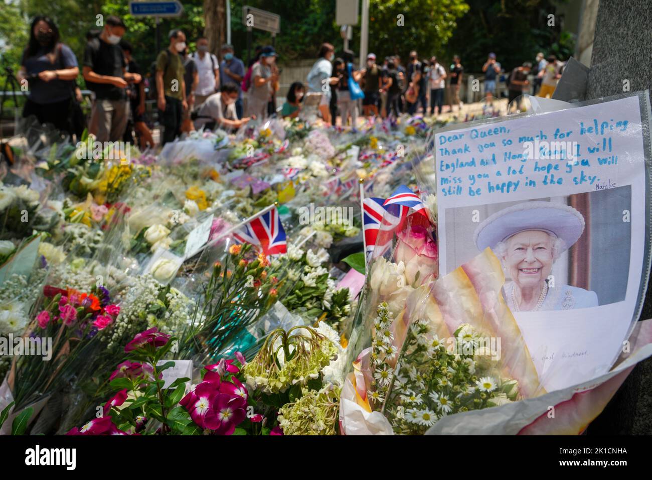 Les gens font la queue pour laisser des hommages floraux pendant la mort de la reine Elizabeth pleurée devant le consulat général britannique à Hong Kong, Admiralty. 12SEP22 SCMP / Sam Tsang Banque D'Images