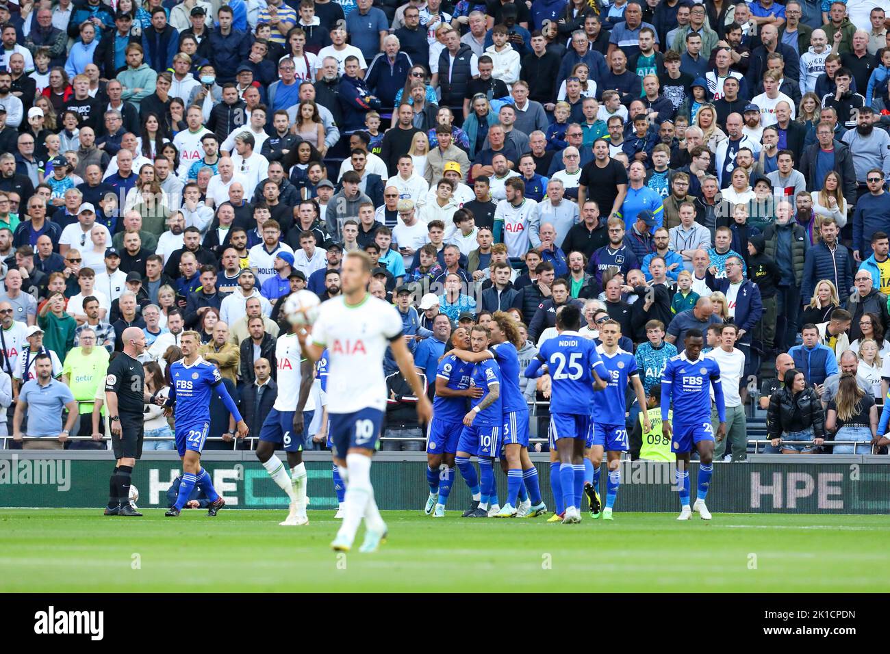 Tottenham, Londres, Royaume-Uni. 17th septembre 2022. Ballon de football de première ligue, Tottenham Hotspur versus Leicester City ; les joueurs de Leicester City célèbrent leur but d'équipe à partir de la zone de pénalité dans les 6th minutes pour 0-1. Crédit : action plus Sports/Alamy Live News Banque D'Images