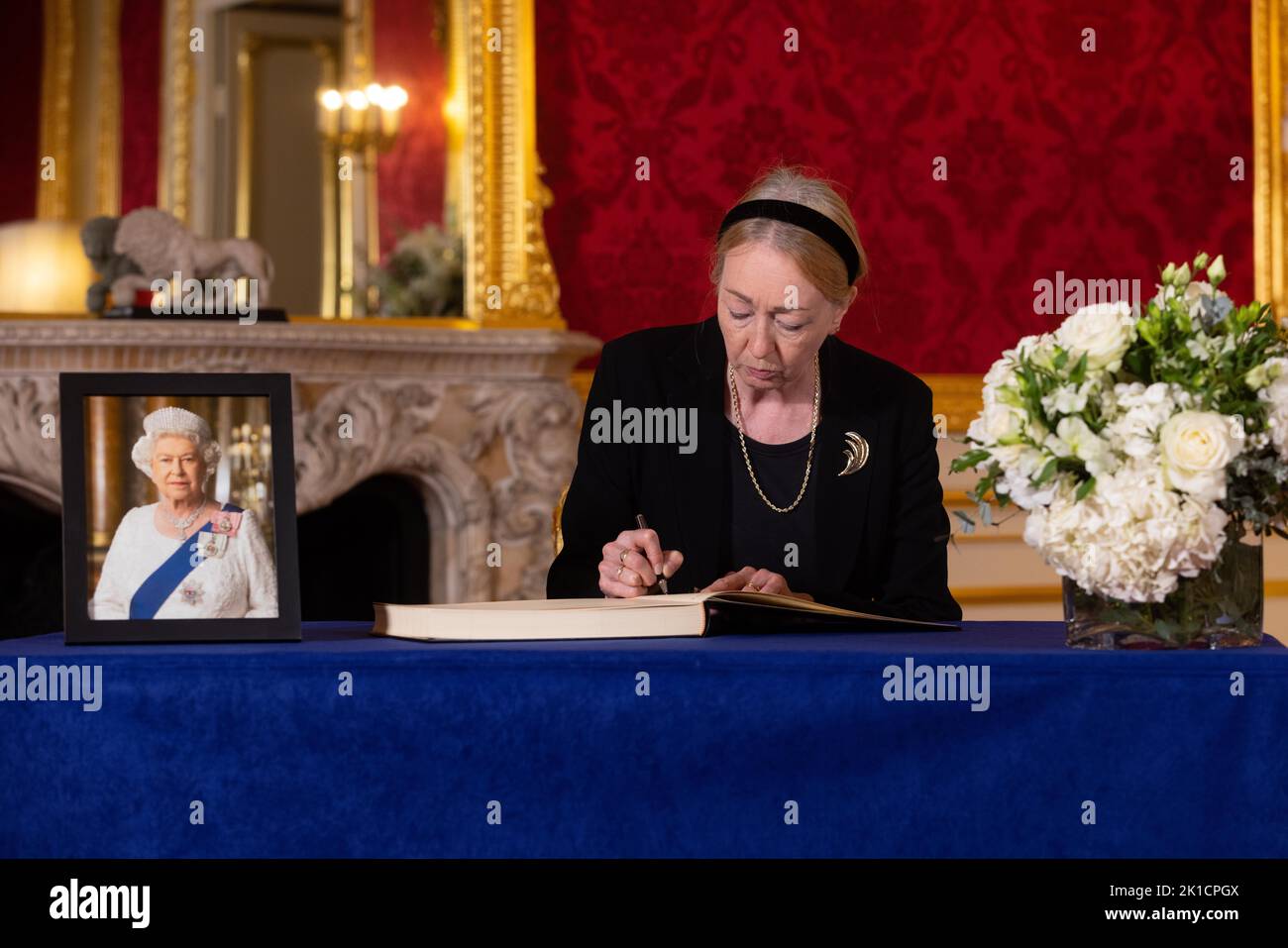 Le gouverneur des îles Falkland, Alison Blake, signe un livre de condoléances à Lancaster House, à Londres, à la suite du décès de la reine Elizabeth II Date de la photo: Samedi 17 septembre 2022. Banque D'Images