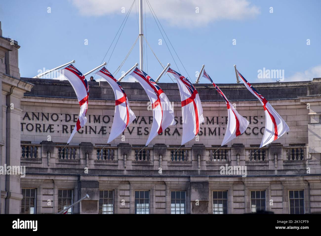 Londres, Royaume-Uni. 17th septembre 2022. Des drapeaux blancs volent sur l'Arche de l'Amirauté avant les funérailles de la Reine, qui ont lieu le 19th septembre. Credit: Vuk Valcic/Alamy Live News Banque D'Images