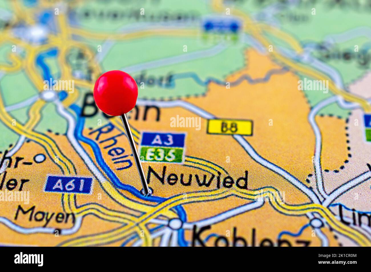 Carte Neuwied. Gros plan de la carte Neuwied avec broche rouge. Carte avec point rouge de Neuwied en Allemagne. Banque D'Images
