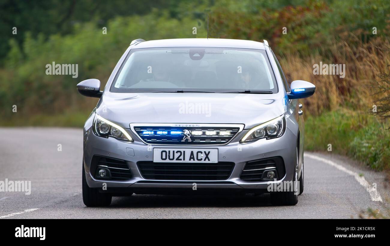 2021 Peugeot vêtements simples voiture de police avec feux bleus clignotants Banque D'Images