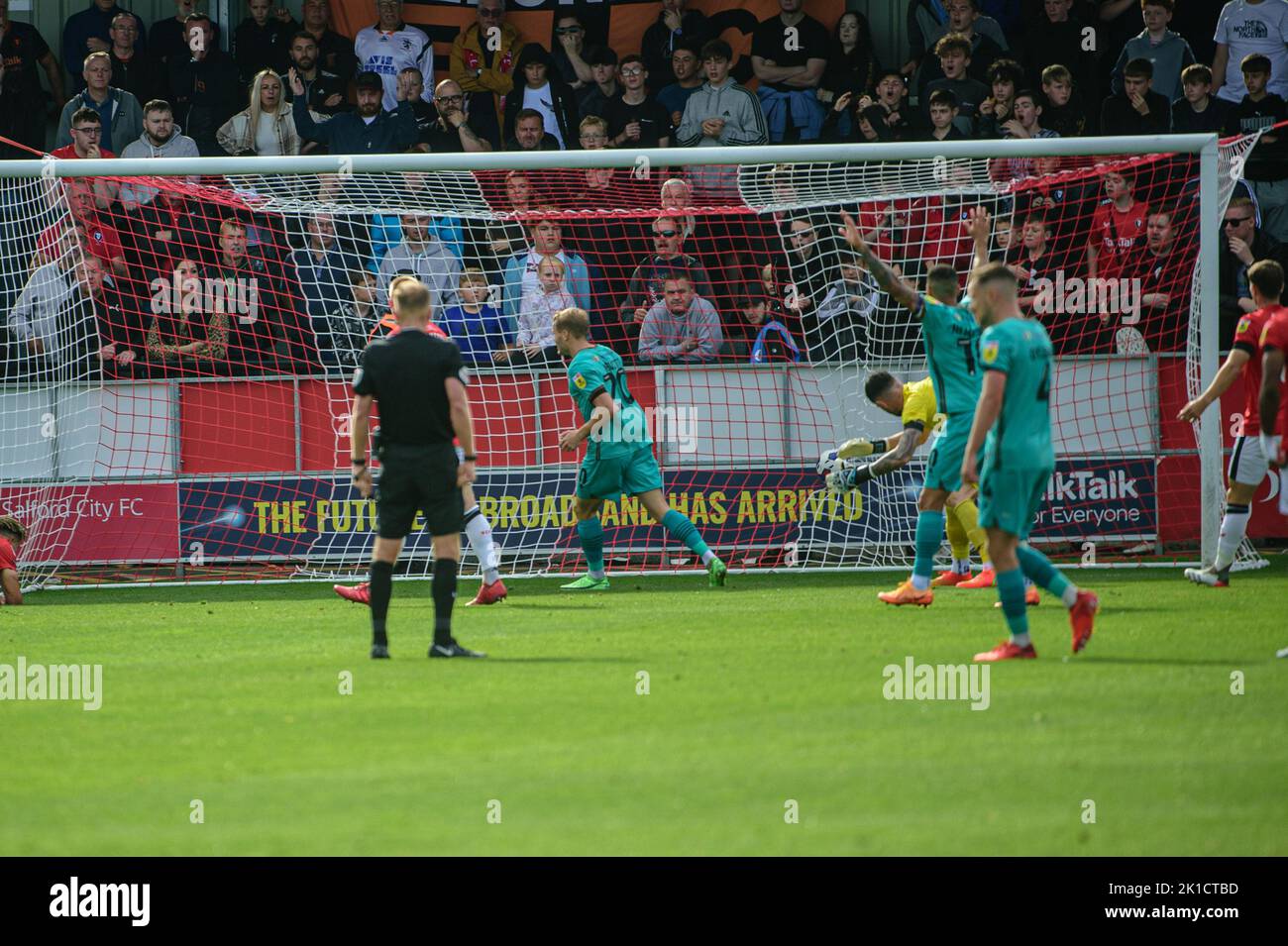 Josh Hawkes de Tranmere Rovers marque le but d'ouverture lors du match Sky Bet League 2 entre Salford City et Tranmere Rovers à Moor Lane, Salford, le samedi 17th septembre 2022. Banque D'Images