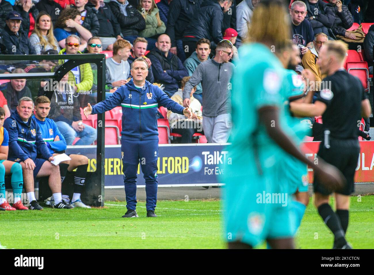 Micky Mellon, gérant de Tranmere Rovers, exprime ses sentiments à l'arbitre lors du match Sky Bet League 2 entre Salford City et Tranmere Rovers à Moor Lane, Salford, le samedi 17th septembre 2022. Banque D'Images