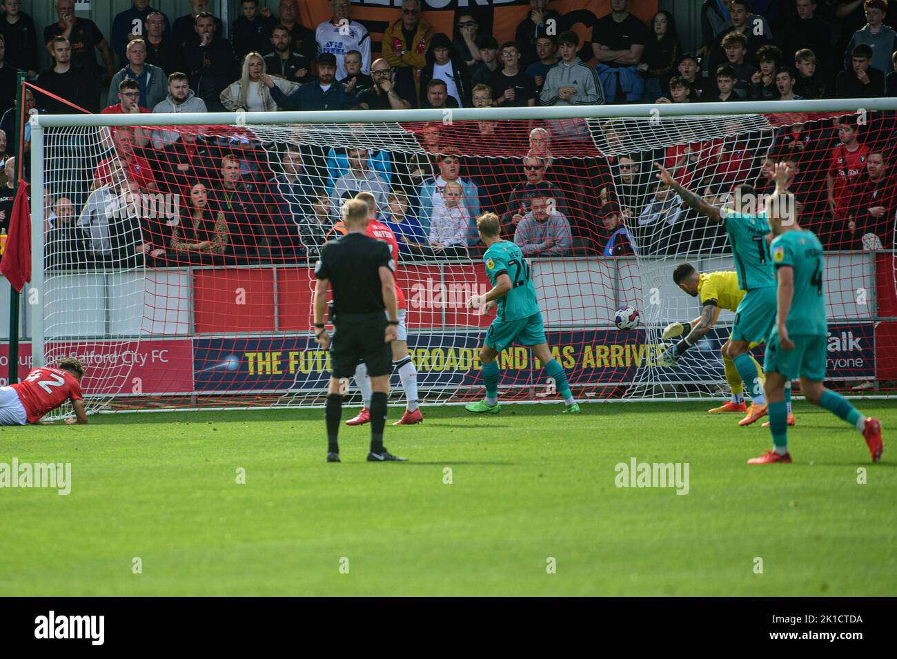 Josh Hawkes de Tranmere Rovers marque le but d'ouverture lors du match Sky Bet League 2 entre Salford City et Tranmere Rovers à Moor Lane, Salford, le samedi 17th septembre 2022. Banque D'Images
