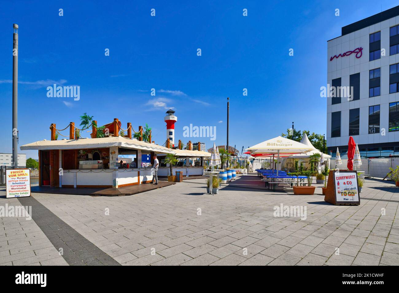 Ludwigshafen am Rhein, Allemagne - août 2022: Stands de restauration vendant de la nourriture de rue à la promenade du Rhin Banque D'Images