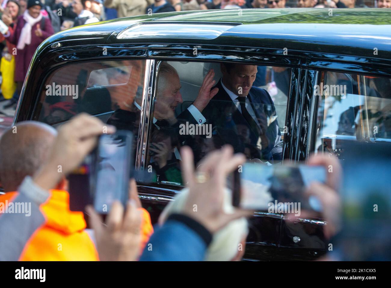 Londres, Angleterre, Royaume-Uni. 17th septembre 2022. Le roi CHARLES III est vu quitter le pont de Lambeth après avoir rencontré des personnes qui se sont mises en file d'attente pour visiter la reine Elizabeth II couché-dans-l'état (Credit image: © Tayfun Salci/ZUMA Press Wire) Banque D'Images