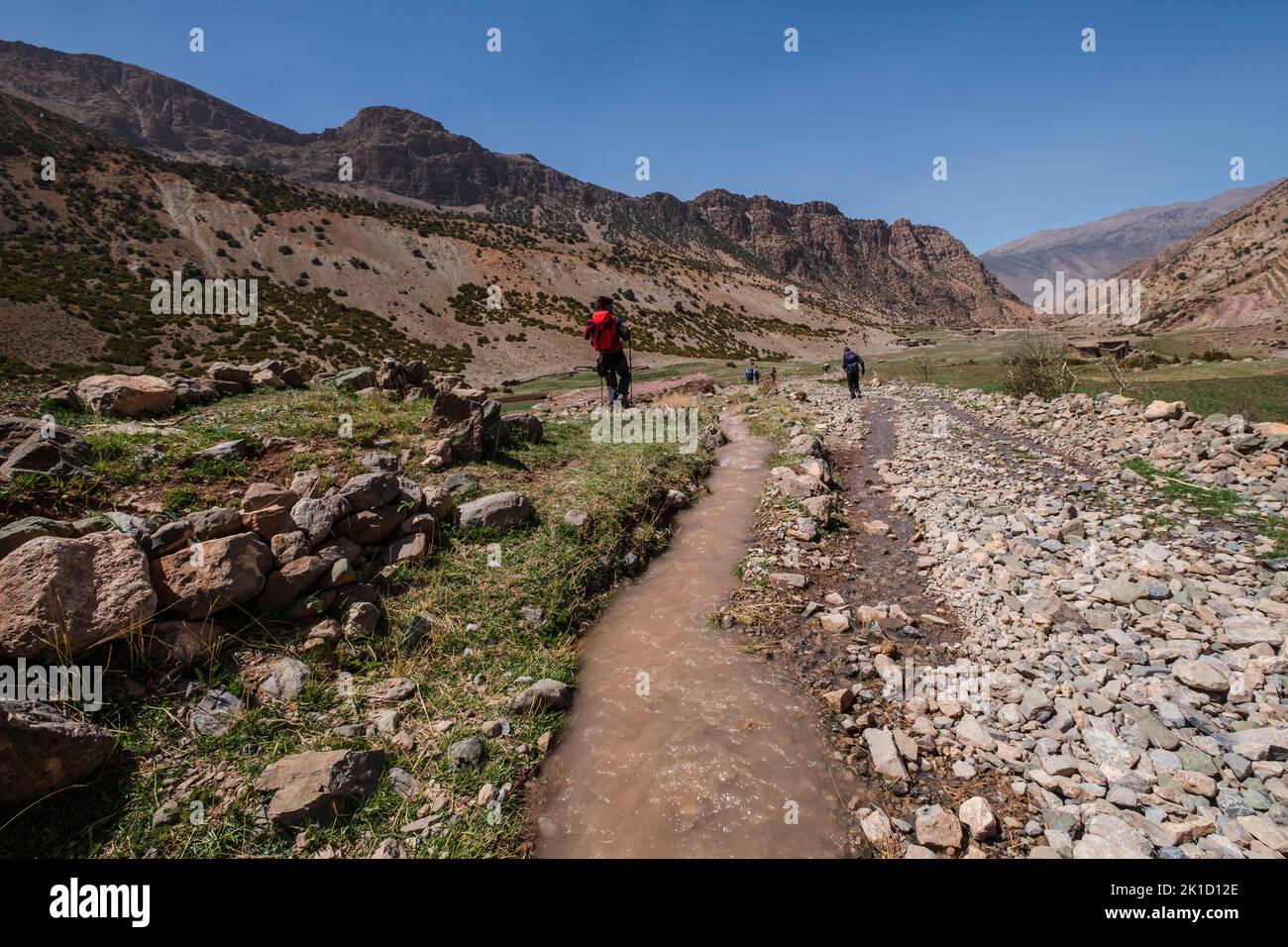 Randonneurs sur le sentier, randonnée MGoun, ait Said, chaîne de montagnes de l'Atlas, maroc, afrique. Banque D'Images