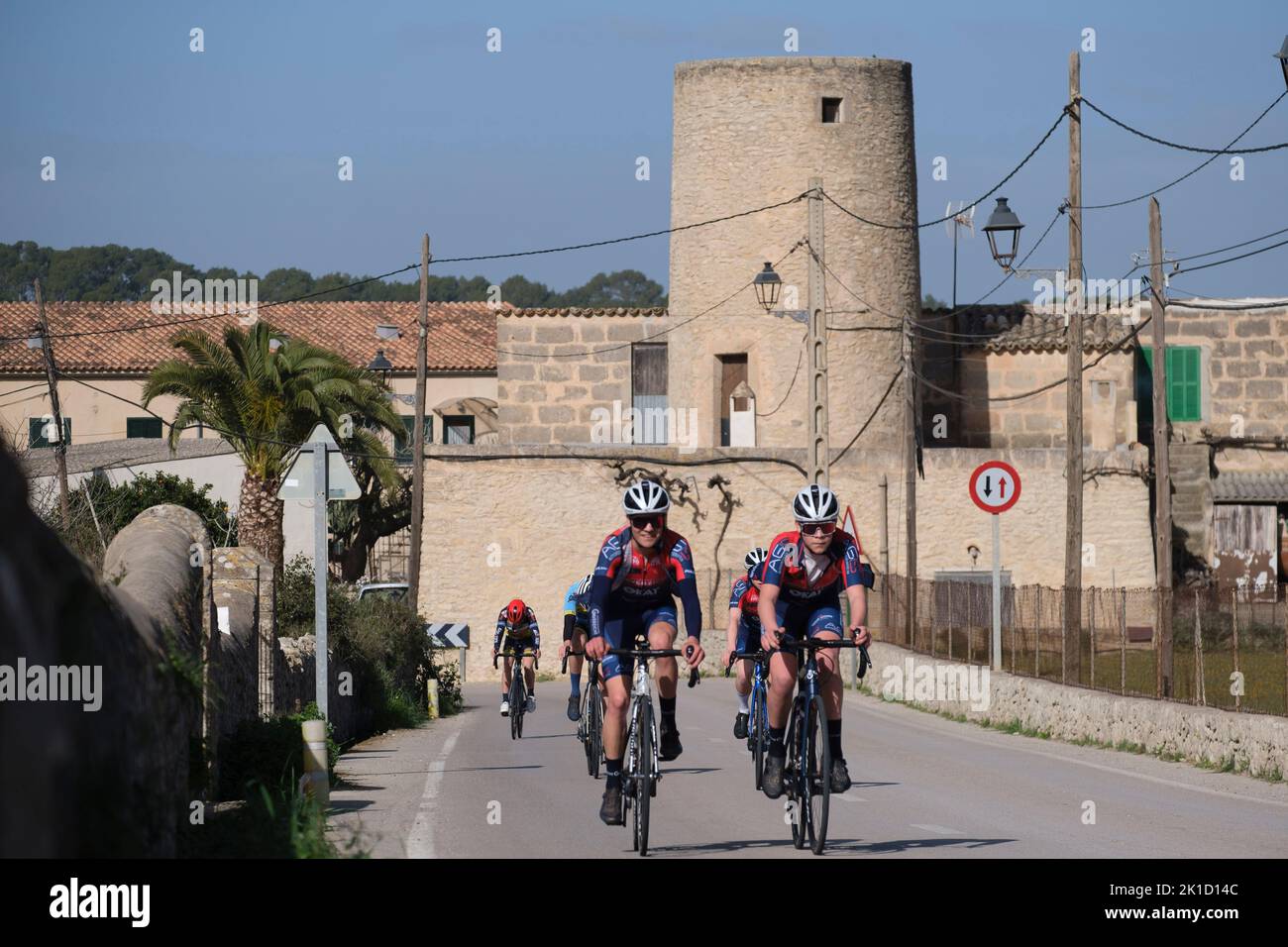 Cyclistes en face du moulin de XIM, montée à Puig de Cura, Randa, Majorque, Iles Baléares, Espagne. Banque D'Images