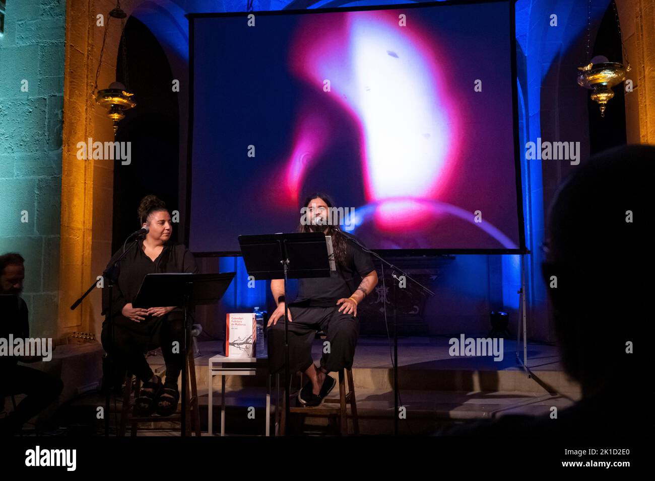 LAVORS DE FONOLL, Natàlia Tascón (veu i cançó), Carles Seguí (guitares) i. Miquel Àngel Adrover (veu i glosa) Consolació, Sant Joan, Majorque. Banque D'Images