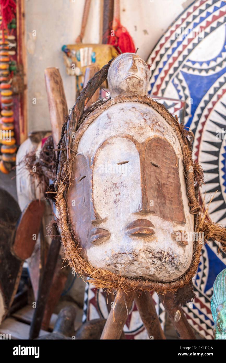 Masques sub-sahariens dans le souk, Essaouira, maroc, afrique. Banque D'Images