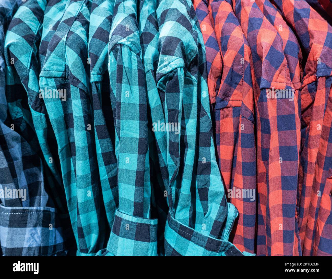 Chemises sur cintres dans le magasin de vêtements. Banque D'Images