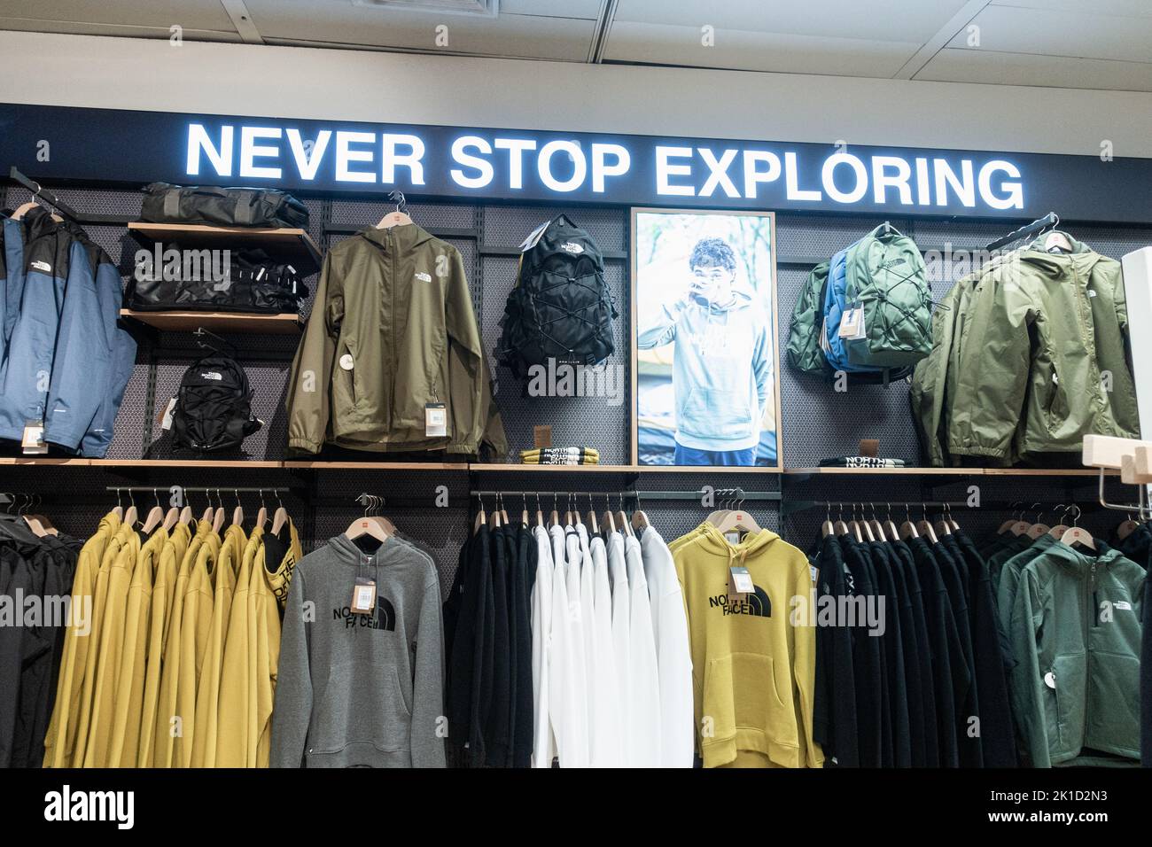 Exposition de vêtements North face dans un magasin extérieur. Banque D'Images