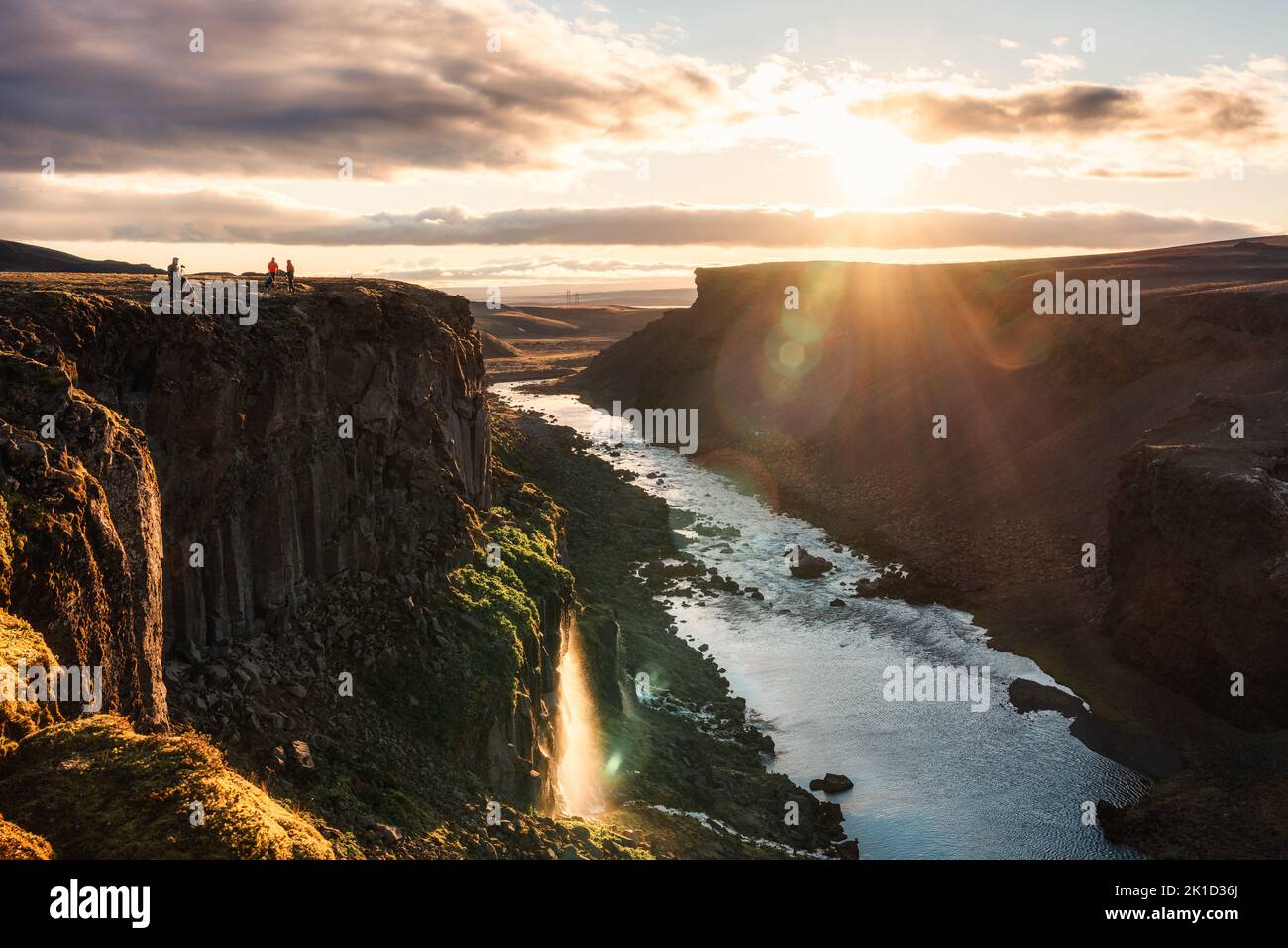 Magnifique coucher de soleil sur Sigoldugljufur avec randonneur debout sur la falaise et cascade qui coule dans la gorge sur les Highlands islandais en été à l'Islande Banque D'Images