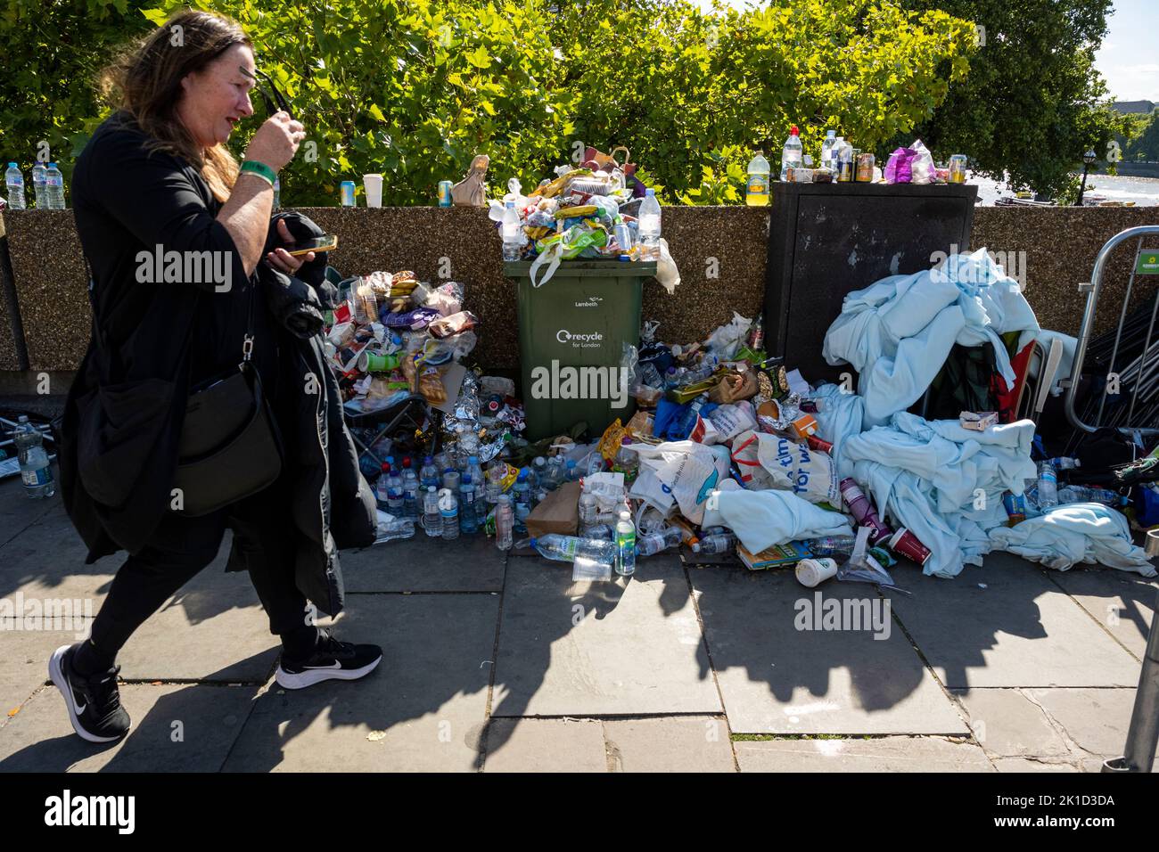 Londres, Royaume-Uni. 17 septembre 2022. Les gens sur le pont de Westminster font la queue pour rendre leurs respects à feu la Reine dont le cercueil est couché dans l'État de Westminster Hall avant ses funérailles d'État le 19 septembre. Les bouteilles d'eau jetées et les couvertures molletonnées sont dispersées sur le sol comme des centaines de milliers de personnes devraient essayer de visiter avec des temps d'attente maintenant 24 heures. La reine Elizabeth II, le monarque le plus ancien de l'histoire britannique, est décédée à l'âge de 96 ans à Balmoral, en Écosse, et son fils, maintenant connu sous le nom de roi Charles III, lui a succédé. Credit: Stephen Chung / Alamy Live News Banque D'Images